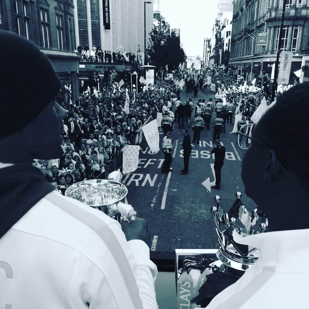 ジョリオン・レスコットさんのインスタグラム写真 - (ジョリオン・レスコットInstagram)「🏆 Trophies mean parades 🎉 - #onthisday in 2014 we took the @premierleague and #leaguecup through the centre of Manchester. 🤯 seeing so many fans line the streets! 🙏🏽 Thank you! - #parade #trophyparade #mancity #football」5月12日 17時02分 - joleonlescott