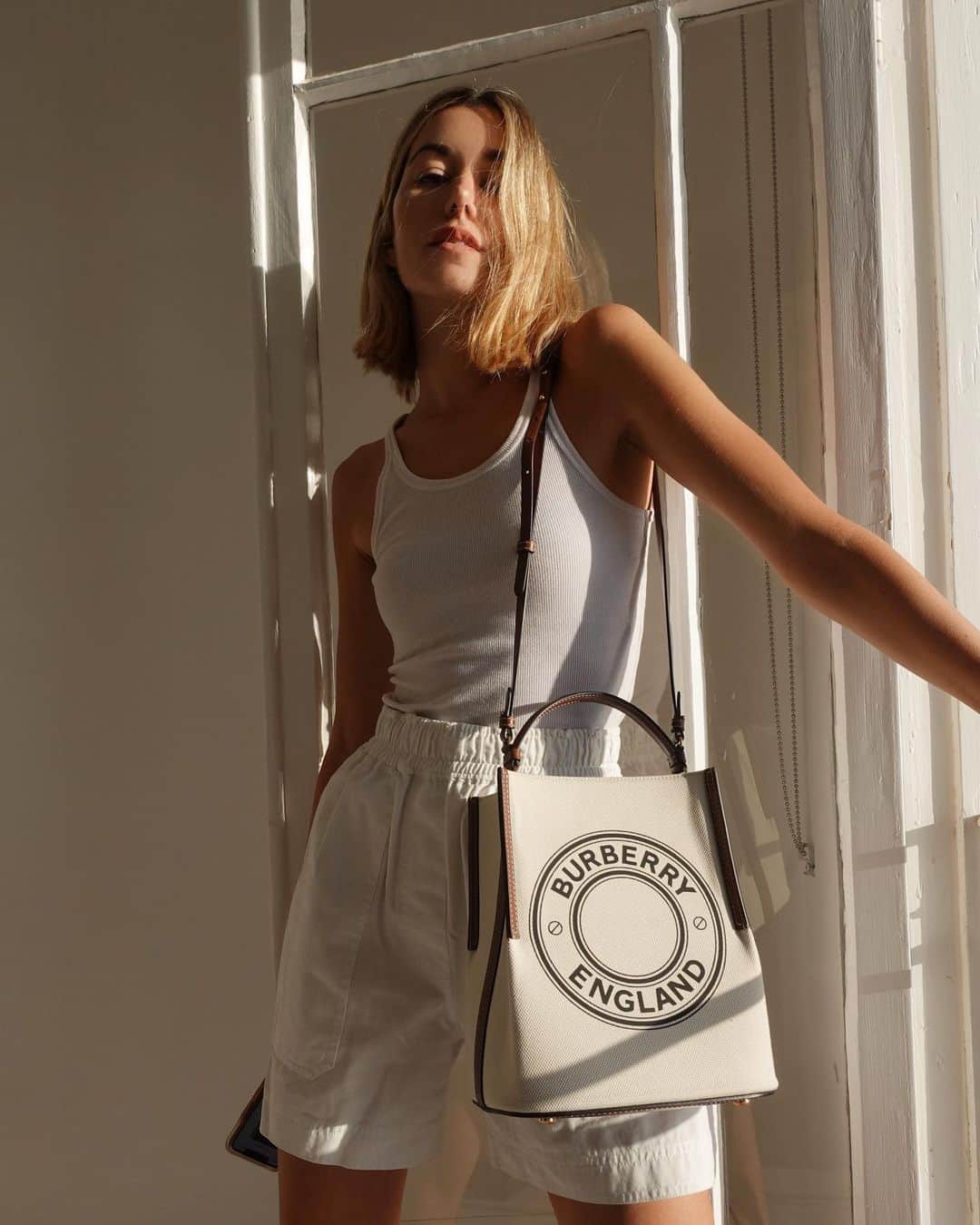 カルメン・ハミルトンのインスタグラム：「Light and shade 🖤 @burberry」