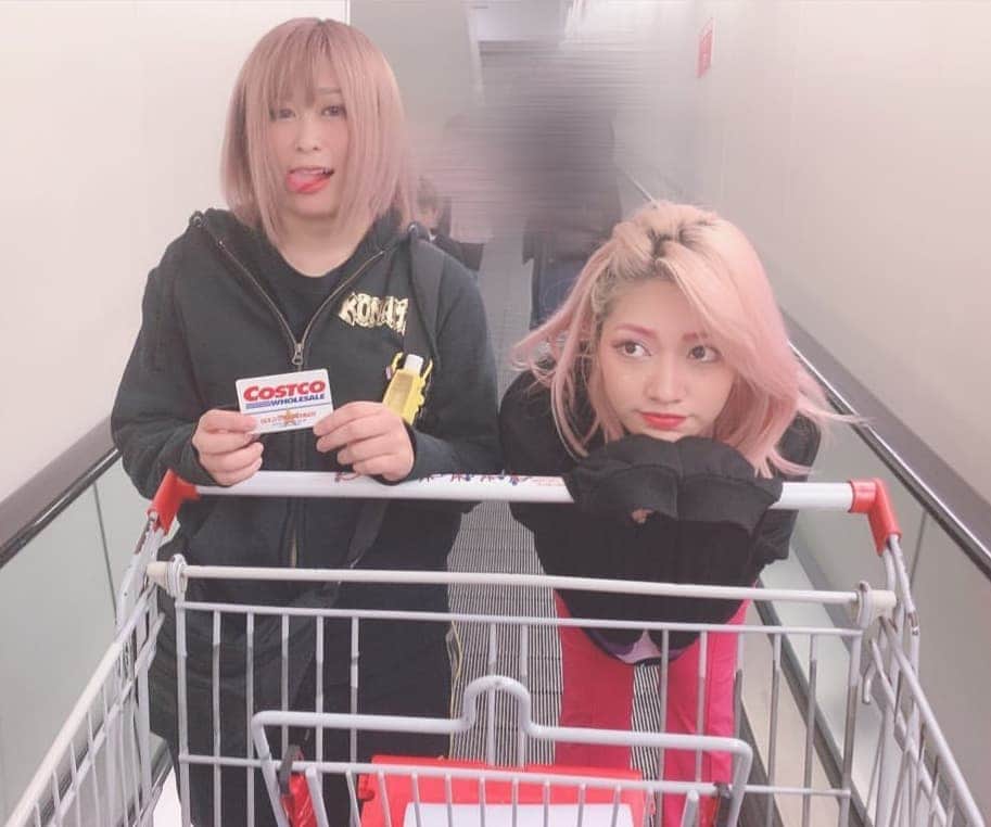 ハナキムラファンのインスタグラム：「Shopping with Hana and Konami! . . #hanakimura #木村花 #konami #costco #tokyocybersquad #tcs #stardomwrestling #worldwonderringstardom #terracehouse #wrestle1 #w1 #oedotai #wrestling #womenswrestling #womenswrestlingwednesday #prowrestling #wwe #roh #njpw #japan #lucha #luchalibre #wrestlingfan」