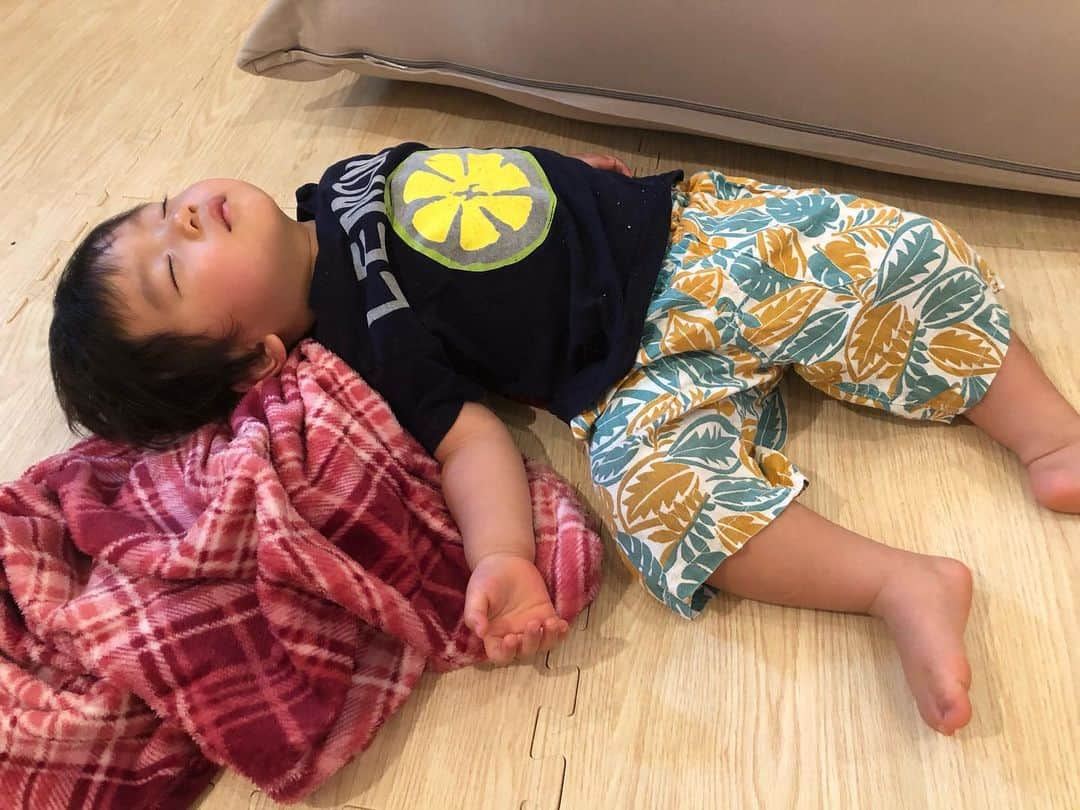 中村香織さんのインスタグラム写真 - (中村香織Instagram)「寝相がすごい。 #きっぺい」5月12日 17時19分 - kaori_nakamura1001