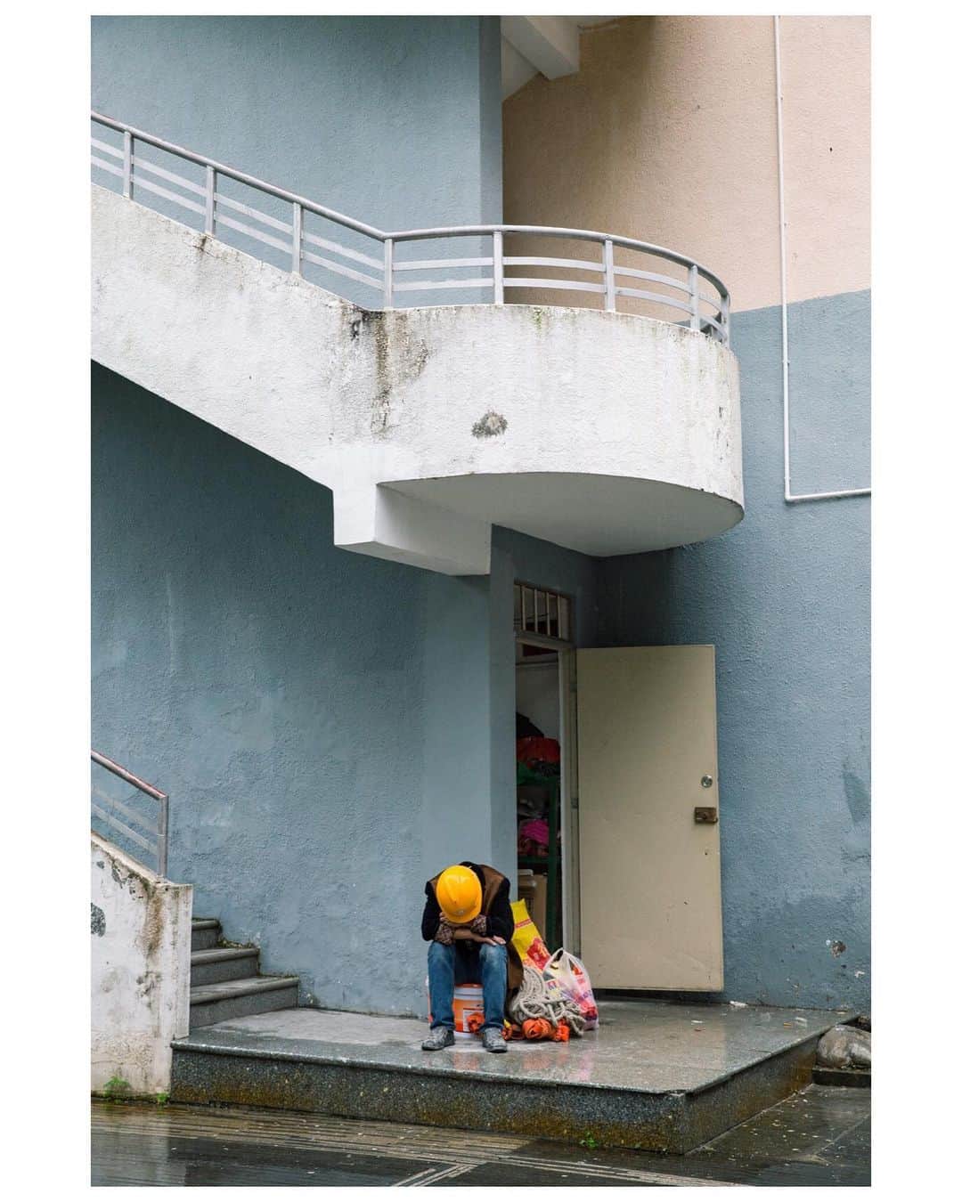 木村華子さんのインスタグラム写真 - (木村華子Instagram)「Street snaps in #shenzhen , 1 years ago. ちょうど一年前の昨日(5/11)、制作のために滞在していた中国は #深圳 で撮った４枚。 労働の背中。 ・ 中国での滞在制作中、現地のスタッフと毎日のように打合せしながら沢山助けてもらったことを昨日のように思い出します。 しかし同時になんの制約もなく、気兼ねなく海外に行けていた日々が遠くに感じることも確か。 早くまた国境を気軽に跨げる世界が戻ってきますように。 ・ ・ ・ #photooftheday #chine #streetphotography #photo #photographer #streetstyle #street #snap #instaphoto #instaphotography #love #portrait #instaportrait #life #lifestyle #instasnap #スナップ #ストリート #一眼レフ #ポートレート #写真 #深セン #中国 #旅行 #旅 #旅写真 #ストリートスナップ #撮影」5月12日 17時21分 - hanako_kimura_days