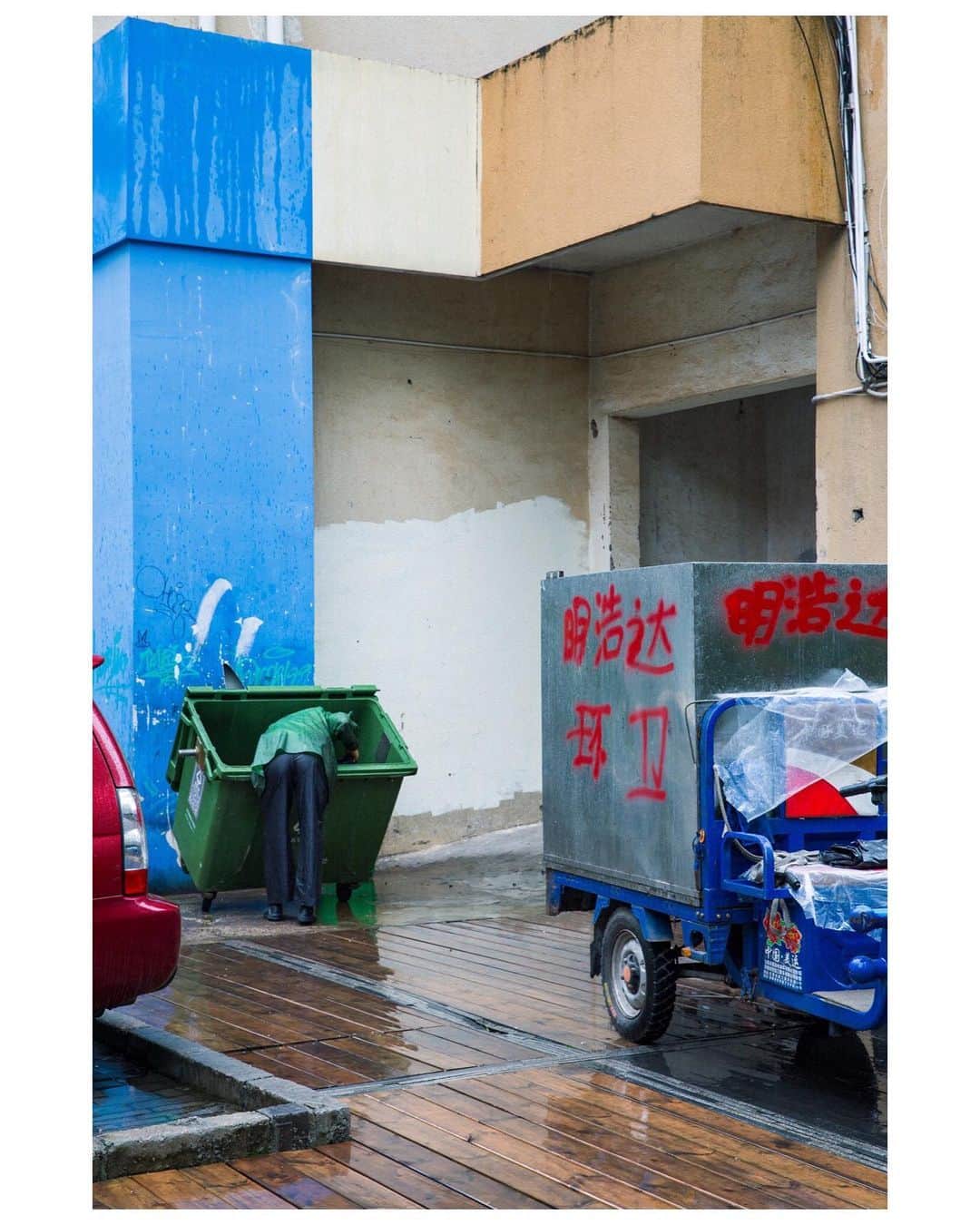 木村華子さんのインスタグラム写真 - (木村華子Instagram)「Street snaps in #shenzhen , 1 years ago. ちょうど一年前の昨日(5/11)、制作のために滞在していた中国は #深圳 で撮った４枚。 労働の背中。 ・ 中国での滞在制作中、現地のスタッフと毎日のように打合せしながら沢山助けてもらったことを昨日のように思い出します。 しかし同時になんの制約もなく、気兼ねなく海外に行けていた日々が遠くに感じることも確か。 早くまた国境を気軽に跨げる世界が戻ってきますように。 ・ ・ ・ #photooftheday #chine #streetphotography #photo #photographer #streetstyle #street #snap #instaphoto #instaphotography #love #portrait #instaportrait #life #lifestyle #instasnap #スナップ #ストリート #一眼レフ #ポートレート #写真 #深セン #中国 #旅行 #旅 #旅写真 #ストリートスナップ #撮影」5月12日 17時21分 - hanako_kimura_days