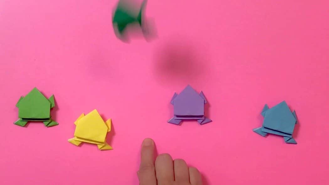 できたくん（高橋和之）のインスタグラム：「とってもシンプルな折り紙のカエルちゃん。  作り方知ってる人いっぱいいると思いますがYouTubeにアップしてあります。  ぴょんぴょん飛ぶからけっこう楽しい☆  できたくんの「かえるのがっしょう」の歌も一緒にお楽しみ下さい^ ^  #折り紙 #かえるの折り方 #工作大好き #かえるのがっしょう #stayhome #おうち遊び #おうち時間」