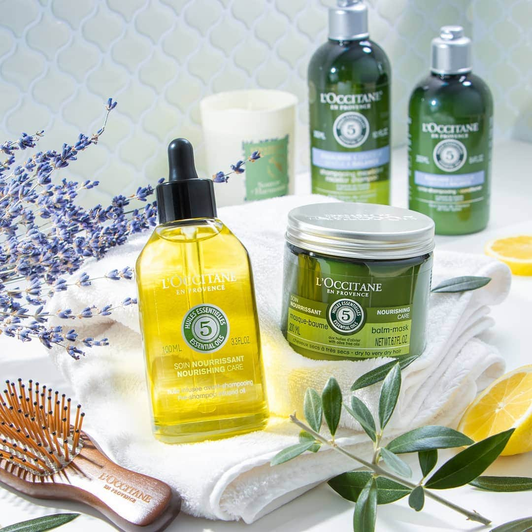 L'OCCITANE en Provenceさんのインスタグラム写真 - (L'OCCITANE en ProvenceInstagram)「【おうちヘアサロン計画🏠】ヘアサロンに通いづらい今こそ、おうちで贅沢ヘアケアを🌿 傷んだ髪の毛や頭皮を集中補修するスペシャルケアで美髪を手に入れよう🌿﻿ ﻿ 髪の毛のパサつき、広がり、頭皮の凝り…﻿ ヘアサロンに行く機会が減った今、﻿ 髪悩みが増えてお困りの人も多いはず。﻿ ﻿ サロン級のお手入れができる﻿ ロクシタンのヘアケアアイテムで、﻿ うっとり心もほぐれるような﻿ おうちサロンを体験しませんか？😊﻿ ﻿ 植物由来の上質な原料と﻿ 天然のエッセンシャルオイルが﻿ 配合されたヘアケアシリーズ﻿ 「ファイブハーブス」から、﻿ ﻿ おうちヘアサロンが叶う﻿ 2つのアイテムをご紹介します✨﻿ ﻿ ﻿ 🌿頭皮ケアなら…（手前左）﻿ 「ナリッシングインテンシヴプレオイル」﻿ ﻿ シャンプー前の新習慣！﻿ 乾いた髪と頭皮にプレオイルを広げ、﻿ やさしくマッサージしながら集中うるおい補給。﻿ ﻿ 深呼吸したくなるラベンダーやカモミール、﻿ プロヴァンスオリーブの香りに包まれて、﻿ シャンプー前に至福の10分を。﻿ ﻿ 果実のオレイン酸が、﻿ ツヤのあるしなやかな髪へ。﻿ リーフのポリフェノールが、﻿ 地肌を健やかに。﻿ ﻿ オリーブオイル(*1)と﻿ オリーブリーフエキス(*2)が、﻿ 髪の外側だけでなく﻿ 内側のダメージもケアします。﻿ ﻿ ﻿ ﻿ 🌿しっとり、しなやかにまとめたいなら…（手前右）﻿ 「ナリッシングヘアマスク」﻿ ﻿ 極上オリーブオイル(*1)と﻿ 5つのハーブの恵みを詰め込んだヘアマスクが﻿ 髪1本1本を美髪成分で満たし、﻿ 乾燥やダメージを受けた髪を集中ケア。﻿ ﻿ シャンプー、コンディショナー後、﻿ 軽く水気をきり、適量を髪全体になじませて﻿ 2～3分ほど置いてからすすぎ流してください。﻿ ﻿ コンディショナー代わりとしてもお使いいただけます。﻿ ﻿ 公式通販サイトでも高い評価を集める人気アイテム。﻿ ぜひレビューも併せてチェックして！👀﻿ ﻿ ﻿ そのほかにも、﻿ 髪の補修からボリュームアップ、﻿ 潤い補給など、タイプ別の﻿ デイリーアイテムも勢揃い。💕﻿ ﻿ 美髪になれるヘアケアアイテムで、﻿ 心も満たすおうちサロンを、﻿ ぜひ体験してみてくださいね！﻿ ﻿ ﻿ 【👆】商品タップで詳細をチェック！﻿ ﻿ ただいま、公式通販サイトでは﻿ 送料無料キャンペーンを実施中！﻿ 春のお買い物をぜひ、おトクに楽しんで✨﻿ ﻿ ﻿ (*1)オリーブ果実油﻿ (*2)オリーブ葉エキス﻿ (*3)2012年～2018年3月世界販売実績﻿ (*4)アベナストリゴサ種子エキス﻿ (*5)レシチン﻿ (*6)ヒマワリ種子油﻿ ﻿ #ロクシタン #loccitane #おうちじかん #おうち時間 #ヘアケア #ヘアケア用品 #ヘアケアグッズ #癒し #香りのある暮らし #ヘアパック #ヘアオイル #スペシャルケア #おこもり美容 #頭皮ケア #頭皮マッサージ #バスタイム #プロヴァンス #香り好きな人と繋がりたい #香り #いい香り #インテンシブオイル #ヘアマスク #美髪ケア #スペシャルへケア #ダメージ補修 #暮らしを楽しむ #丁寧な生活 #香りを楽しむ #香り好き #shwm」5月12日 17時28分 - loccitane_jp