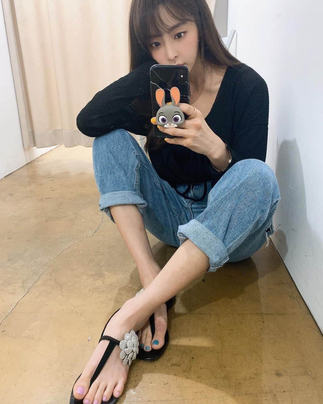 チョン・ユミのインスタグラム：「반짝반짝.🤩 얼른 신고 맘껏 걸어다닐 수 있길. @giuseppezanotti#주세페자노티#제품협찬」