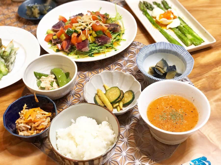 大戸千絵のインスタグラム：「先日福島県産のアスパラを頂き、アスパラをメインに夕食を作りました👩🏻‍🍳 アスパラソテーに温玉のせて（浸かりすぎたよね）、半分を天ぷらにして…✨ 驚きの美味しさに、感動しました🥺アスパラ大好き。 カツオのたたきはその日コウケンテツさんの番組で観たレシピをそのまま😍 こちらも美味しかった😭💕 副菜のニンジンが暴れてるのはスルーしてね←  今日はこの中からニンジンが暴れてるのは副菜のレシピをご紹介…… 自家製の切り干し大根ができたので作りました😍  材料（3,4人分） 切り干し大根・・・30g程度 にんじんの千切り・・1/2本 納豆・・1パック マヨネーズ・・・小さじ2 醤油・・・おおさじ1 塩・・・少々 胡麻油・・・お好み  ①切り干し大根を水に戻さず使います！人参をせんぎりにして、胡麻油で炒めておく。 ②上記の調味料と全てを混ぜ合わせる  超簡単、すぐできる そして美味しいです。 ぜひ切り干し大根が眠っている方は副菜に👩🏻‍🍳 この日の献立 □アスパラ天ぷらandソテー □カツオのたたき □マグロと海藻のポケ □ズッキーニとベビーコーンのバターソテー □ささみとスナップえんどうのナムル □切り干し大根と納豆の和物 □なす味噌煮 □トマトとモッツァレラチーズのスープ  #アスリート飯 #レシピ #副菜 #時短レシピ」