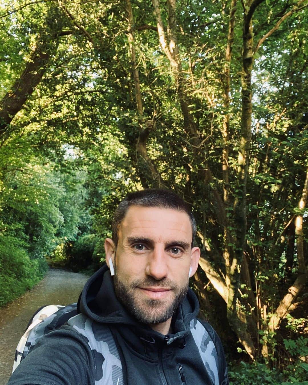 アンヘル・ランヘルのインスタグラム：「I have just taken part of the #walkfromhome campaign and made a donation to #QPR Tiger Cubs. I nominate @steve_wayne81 , Mark Halsey (QPR fan and former Premier League referee) and @otman_boyardan . Get walking guys! 🔵⚪️ Follow the link  https://uk.virginmoneygiving.com/fundraiser-display/showROFundraiserPage?userUrl=tigerfeet11&isTeam=true」