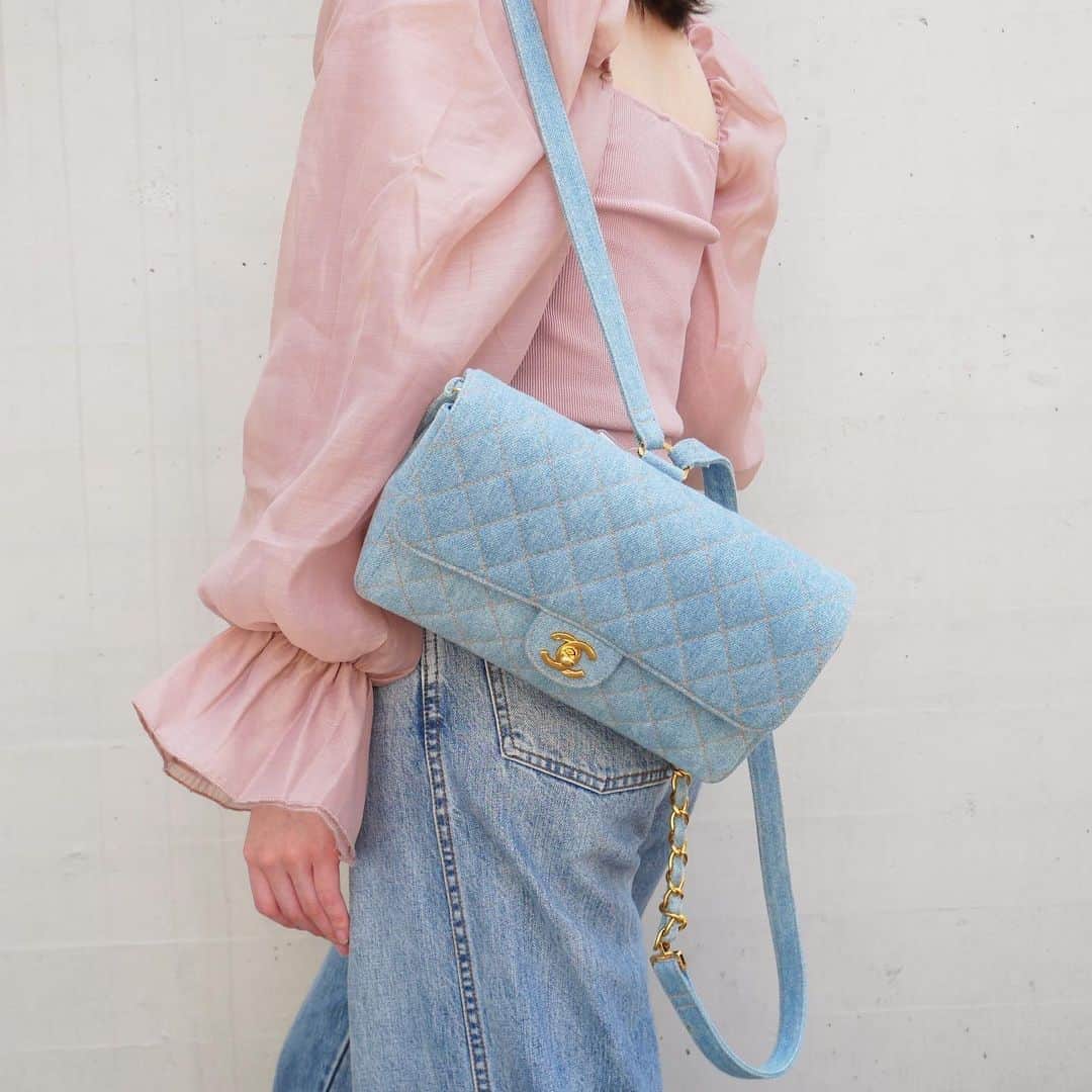 Vintage Brand Boutique AMOREさんのインスタグラム写真 - (Vintage Brand Boutique AMOREInstagram)「Vintage Chanel denim backpack 🤍💙 📌On website search for AO15926 ▶︎Free Shipping Worldwide✈️ ≫≫≫ DM for more information 📩 info@amorevintagetokyo.com #AMOREvintage #AMORETOKYO #tokyo #Omotesando #Aoyama #harajuku #vintage #vintageshop #ヴィンテージ #ヴィンテージショップ #アモーレ #アモーレトーキョー #表参道 #青山 #原宿#東京 #chanel #chanelvintage #vintagechanel #ヴィンテージ #シャネル #ヴィンテージシャネル #シャネルヴィンテージバッグ」5月12日 17時45分 - amore_tokyo