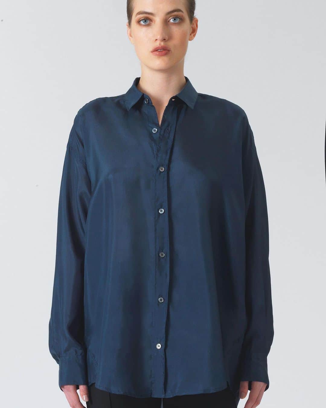 キャサリンハムネットさんのインスタグラム写真 - (キャサリンハムネットInstagram)「Our unisex Nicola silk shirt in teal blue/ green is one of favourite staple summer pieces. . . . . . . . . . . . . #katharinehamnett #katharinehamnettlondon #silk #silkshirt #summersilk #blueshirt #bluesmershirt #tealshirt #greenshirt #greensilk #tealsilkshirt #fashion #london #farfetch #summeressentials」5月12日 17時47分 - katharinehamnett