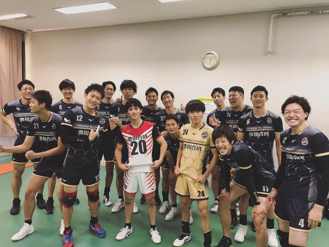 永露元稀のインスタグラム：「. だいぶ前の写真🤳🏻 豊田合成ユニホームで試合が最後だった写真かな？ みんないい笑顔だったから👍 （特にバキさん。14番の人） . #みんなでつなごう笑顔のボール  #みんなの笑顔  #バレーボールの笑顔  @jva_volleyball  @v.league_official」