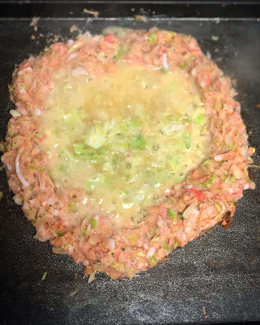 のインスタグラム：「配偶者が「誰かの髪型を真似した。」と言っていました。さっぱり何の事かは分かりませんが美味しいです。もんじゃ焼きの土手。」