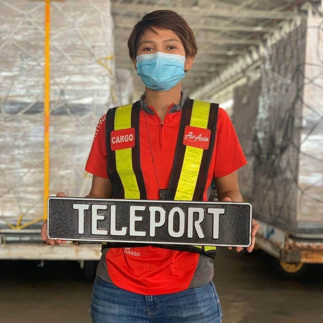 エアアジアのインスタグラム：「#HumansOfAirAsia “I first joined AirAsia in 2010 as a Ramp Agent. Then in 2014, I took on the role as a supervisor with AirAsia Cargo and have since transitioned into working under Air Operations with Teleport.  The COVID-19 crisis has been tough and we’ve been experiencing disruption in our operations throughout the outbreak. It’s a difficult time but we have to take this on as a challenge. We have been working out on the recovery plans, looking for solutions and considering alternative supply chain options.  As air cargo is one of the frontliners, we’ve been providing essential services and ensuring global supply chains are intact. Even with the reduced flights due to the crisis, we are still managing charter flights and doing trucking on cargo.  Teleport remains operational for charter planes carrying cargo only to selected destinations. I’m coordinating the movement of the charter flights carrying Personal Protective Equipment (PPE) and health equipment. It is an honour to be one of the frontliners and I’m thankful to be able to continue performing my tasks and contribute to the nation.  Most of my colleagues are working remotely from home except those in Operations. We have made a new work shift schedule to ensure we comply with safety and social distancing policies. The MCO has definitely changed our daily routines but I think it also reminds us to appreciate the things we have and spend more quality time with the ones that matter most to us.” - Syaidatul Edora Samsudin, Teleport (Kuala Lumpur, Malaysia) #InThisTogether」
