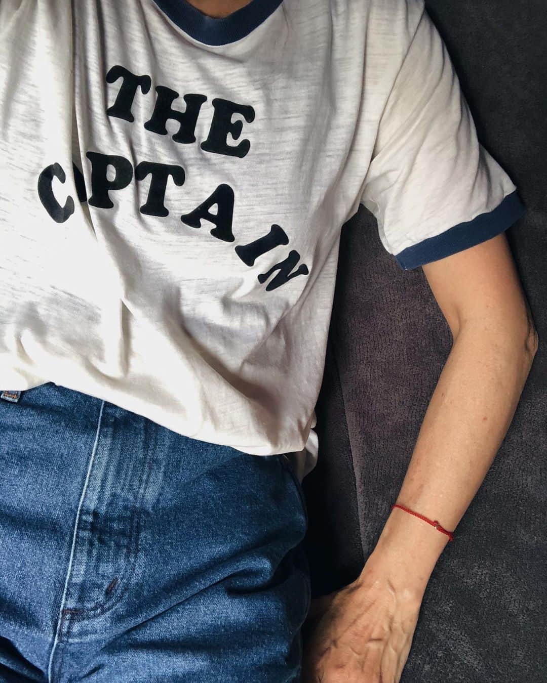 のインスタグラム：「お家でどんな格好してますか？  ってよく聞かれますがだいたい古着のTシャツを着てます  デニムはジャスサイズよりもゆるっと股上深めな @cityshop.tokyo × @wranglerjeansjp のもの(ちょっと前の)  赤いブレスは @scosha_jpn のものです リラックスな時は金属はあまり着けたくないのでこれくらいがちょうどいい  今日は百々さんライブやらないなぁ  #swellvtg #普段着 #tshirts #cityshop #wranglerjeans #blacelet #スコーシャ #scosha」
