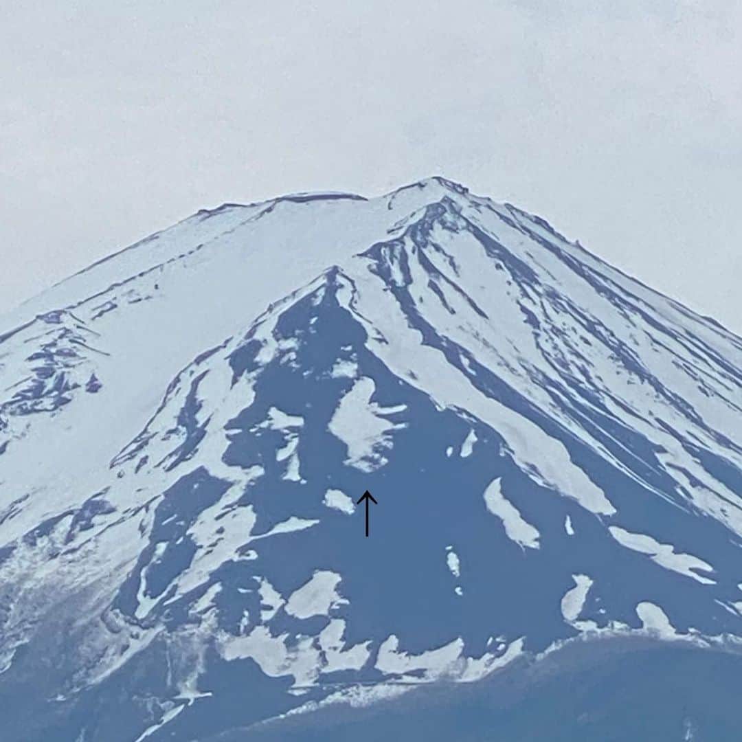 岡田美里さんのインスタグラム写真 - (岡田美里Instagram)「今日はチャリティのお品物を出荷するために久しぶりに外出しました。 行った場所から富士山が見えるのですが、これが！あの！#農鳥 かな？  富士山の雪解けが始まるころ、富士山に現れる「鳥」 古くから地元の人たちに愛され、富士五湖地域の農作業を始める季節になったことを報せてくれる、 その名が「農鳥（のうとり）」 やっと八重桜の季節になり、やっとやっと春がきた感じです。長い長い冬から春の喜び…こんなに待ち遠しいと初めて知りました。 特に自粛しているからか浮き立つ気持ちで#誰かにあいたいなー  でも、#もう少しの辛抱#みんなで乗り越えよう」5月12日 17時55分 - millieokada