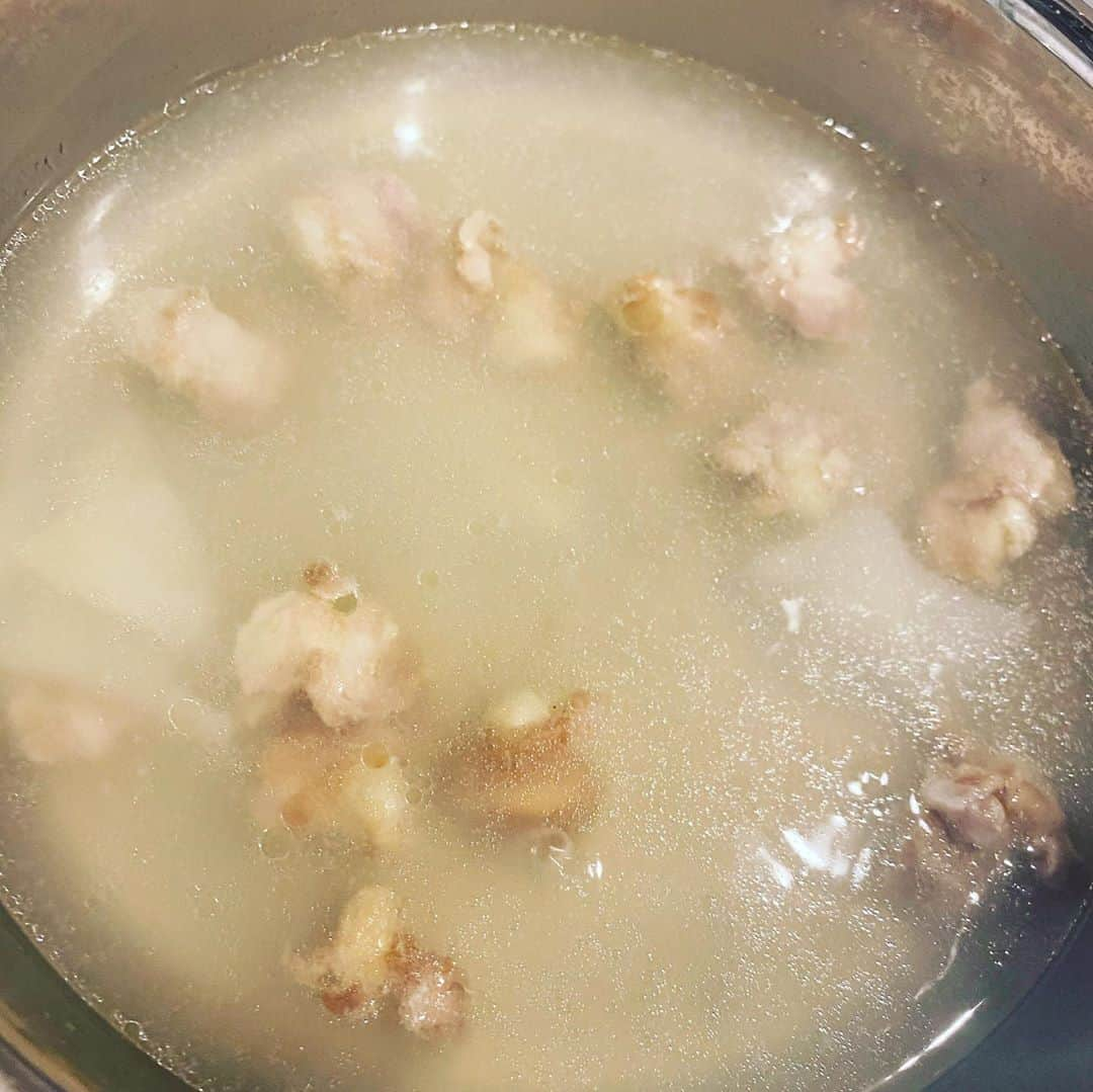 ムロツヨシさんのインスタグラム写真 - (ムロツヨシInstagram)「昨日のお晩飯、 最近、料理やってます感だしてる写真をあげている自分に、イラついたので、笑 お店で買った冷凍餃子をただ水餃子にして、その炊き汁で、ナンコツをあっためた、 見栄えなき写真をここに投す」5月12日 17時55分 - murotsuyoshi0123