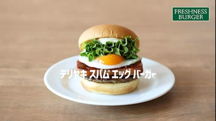 のインスタグラム：「. ＼＼明日、5月13日（水）から新発売！／／ . スタッフ人気No.1の『スパムバーガー』をパワーアップ！. 爆誕！『テリヤキスパムエッグバーガー』 ✨. . 『テリヤキスパムエッグバーガー』はレギュラー商品22品の中で最もスタッフに人気の『スパムバーガー』にパティを加え、フレッシュネス自慢のパンプキンバンズに変更して“パワーアップ”した商品です🍔！ . この春、復刻を果たした「ライムソーダ」とご一緒にぜひお楽しみください！. . . . #フレッシュネス#フレッシュネスバーガー#freshness#freshnessburger#バーガーカフェ#cafe#hamburgercafe#Japan#スパムテリヤキエッグバーガー#ライムソーダー#スパムバーガー#スパム#スパミー君#スパミーくん#SPAM#ライム#ソーダ#lime#soda#新商品#新メニュー#期間限定#TERIYAKI#テリヤキ#たまご#目玉焼き#hamburger#お昼ごはんr#お持ち帰り#テイクアウト」
