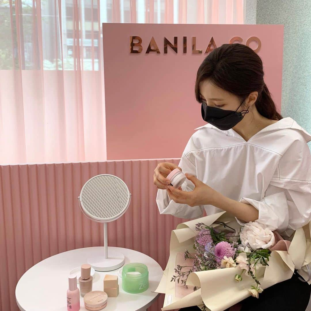 シン・セギョンさんのインスタグラム写真 - (シン・セギョンInstagram)「바닐라코 매장에서🌸 @banilaco_official ⠀ ⠀ #바닐라코팝업스토어#바닐라코x올리브영」5月12日 17時56分 - sjkuksee