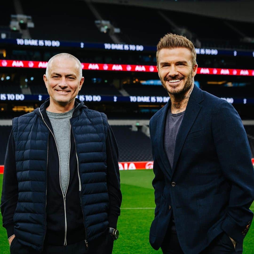 デビッド・ベッカムさんのインスタグラム写真 - (デビッド・ベッカムInstagram)「When @JoseMourinho offered me his seat at the @SpursOfficial stadium 🤣 A few months ago I joined @aia.group and Spurs to chat health, pressure and keeping a positive mindset. Can’t wait to share the video tomorrow. #HealthierLongerBetterLives #FootballForLife」5月12日 17時59分 - davidbeckham