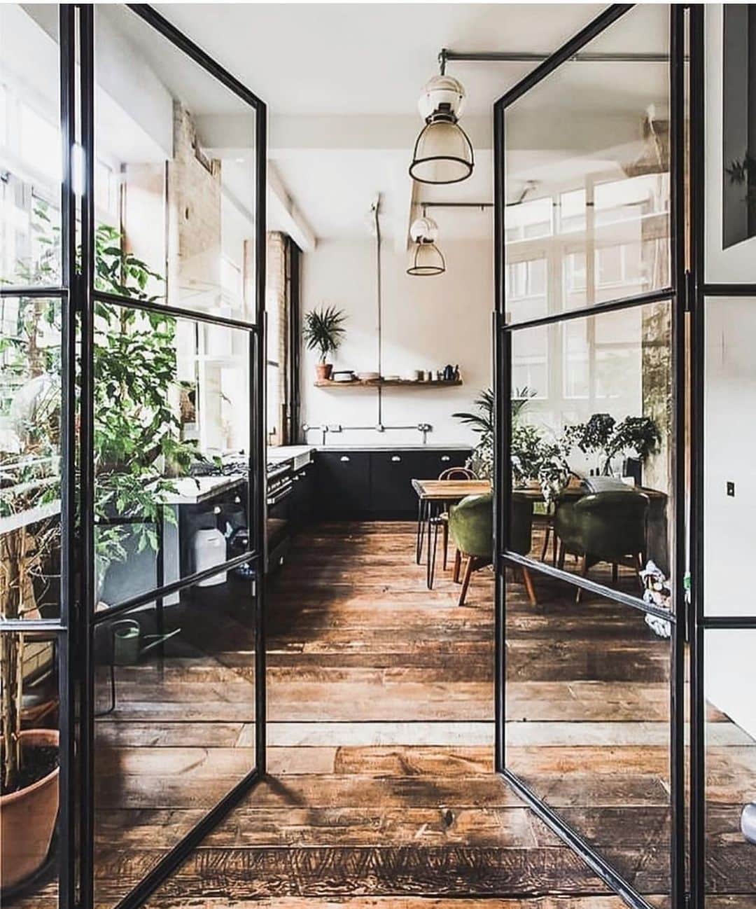 Interior | Lifestyle | Loveのインスタグラム：「Indulge in the delicacy of green-space minimalism 📷 @dunsworld」