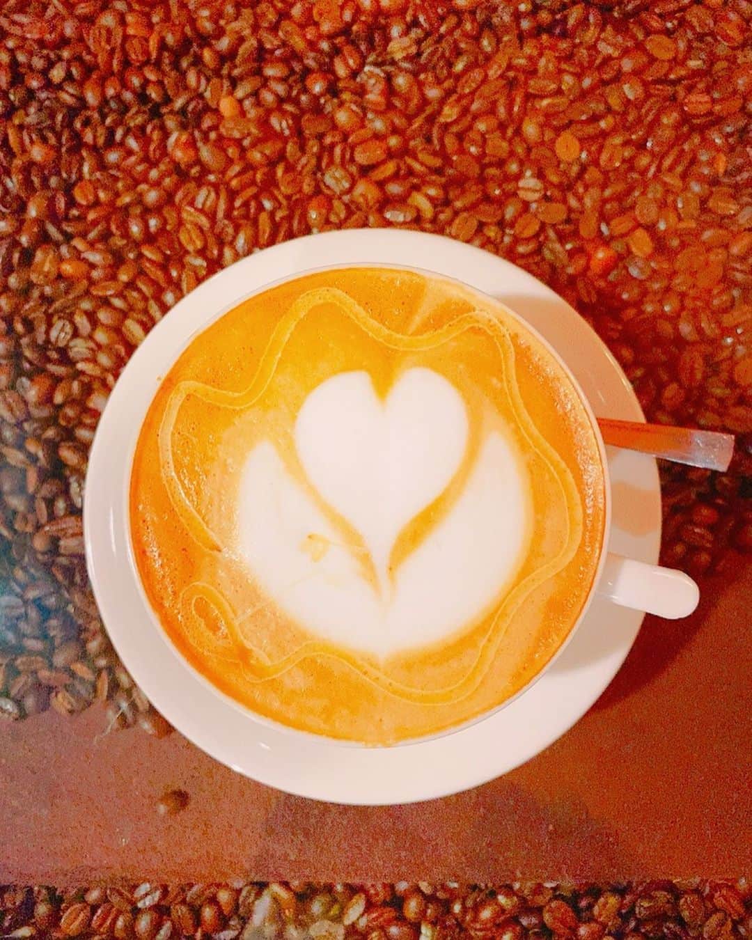 リンジさんのインスタグラム写真 - (リンジInstagram)「내가 좋아하는, 나의 하루를 버티게 해주는. . #coffee#Vanillalatte 당분간 나가서 마시지 못하겠군😔 #코로나19물러가라」5月12日 18時26分 - linzy_minji