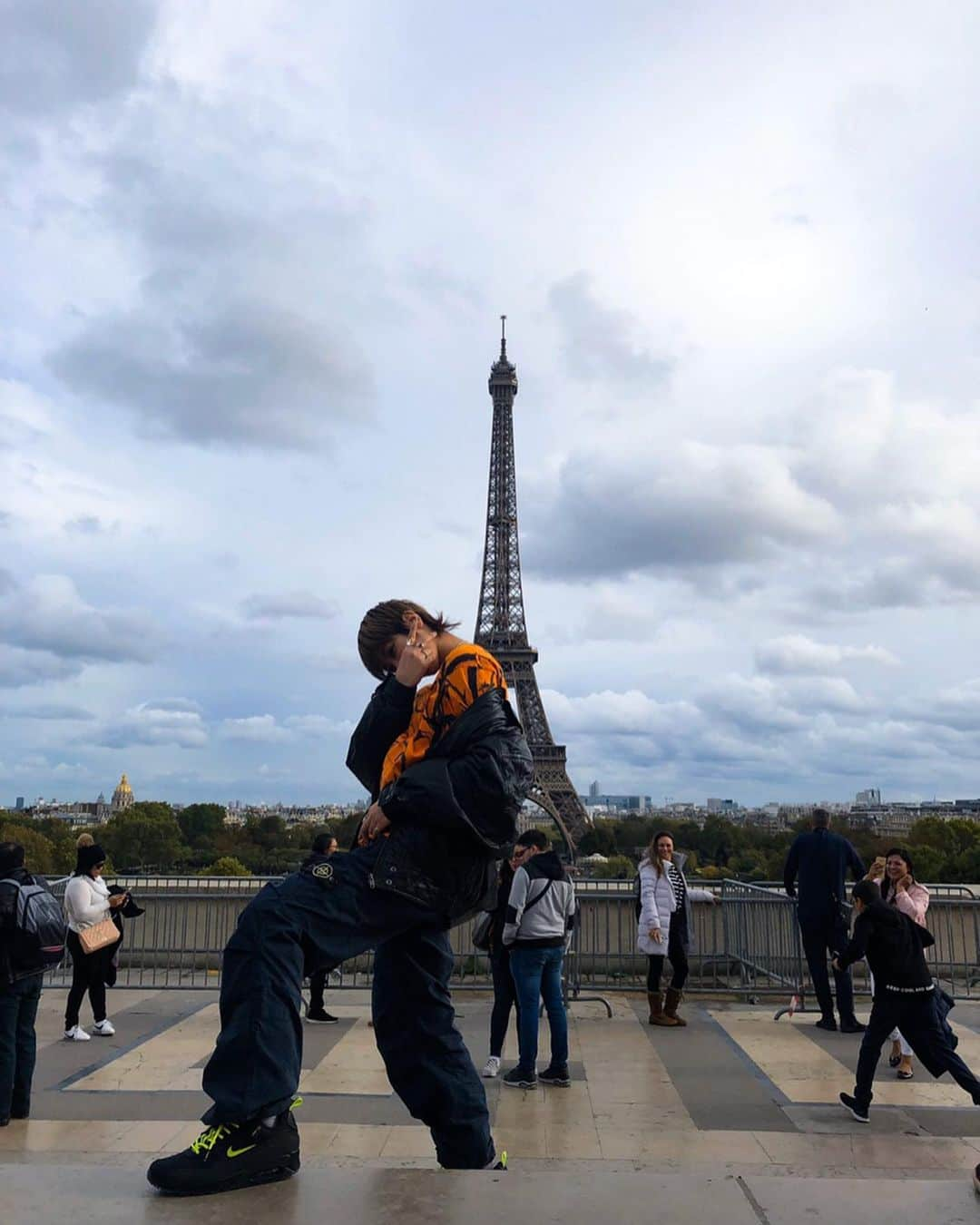 中川紗良（おさら）さんのインスタグラム写真 - (中川紗良（おさら）Instagram)「🧡🖤🧡🖤﻿ ﻿ ﻿ Memories of Paris﻿ ﻿ 🖤🧡🖤🧡﻿ ﻿ ﻿ ヘアスタイルが毎回違うから振り返ると﻿ いろんなヘアスタイルしてきたなぁって思う﻿ ﻿ ﻿ ちなみに次は黒髪ロング目指してます🌈 #carhartt #stoneisland #nike #basement」5月12日 18時23分 - sara.livewell