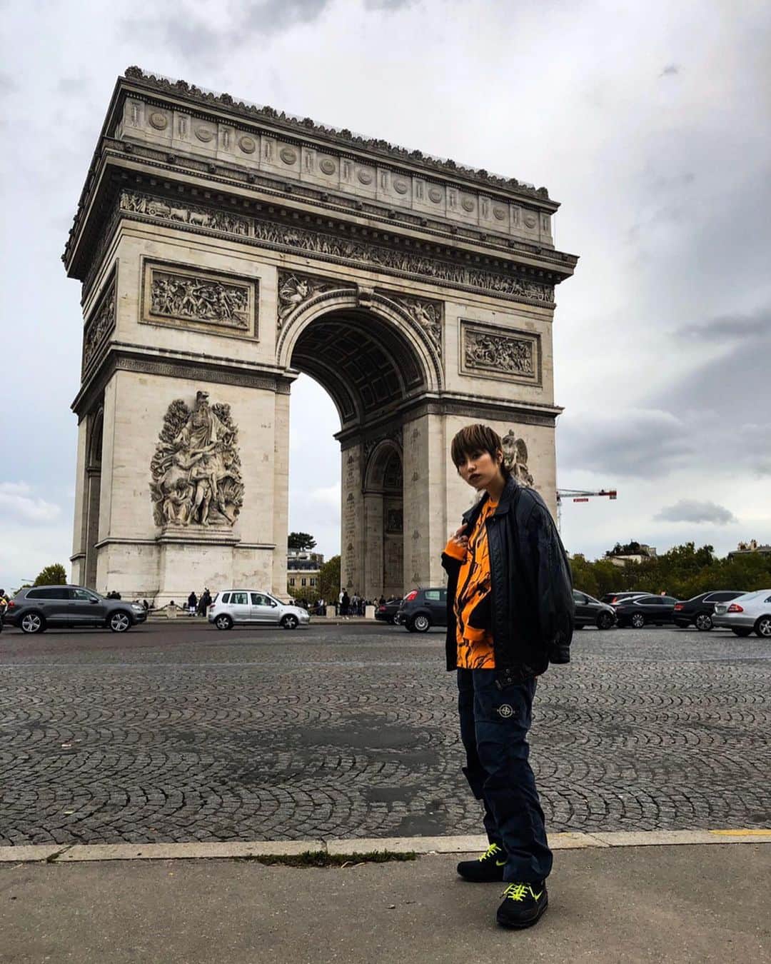 中川紗良（おさら）のインスタグラム：「🧡🖤🧡🖤﻿ ﻿ ﻿ Memories of Paris﻿ ﻿ 🖤🧡🖤🧡﻿ ﻿ ﻿ ヘアスタイルが毎回違うから振り返ると﻿ いろんなヘアスタイルしてきたなぁって思う﻿ ﻿ ﻿ ちなみに次は黒髪ロング目指してます🌈 #carhartt #stoneisland #nike #basement」