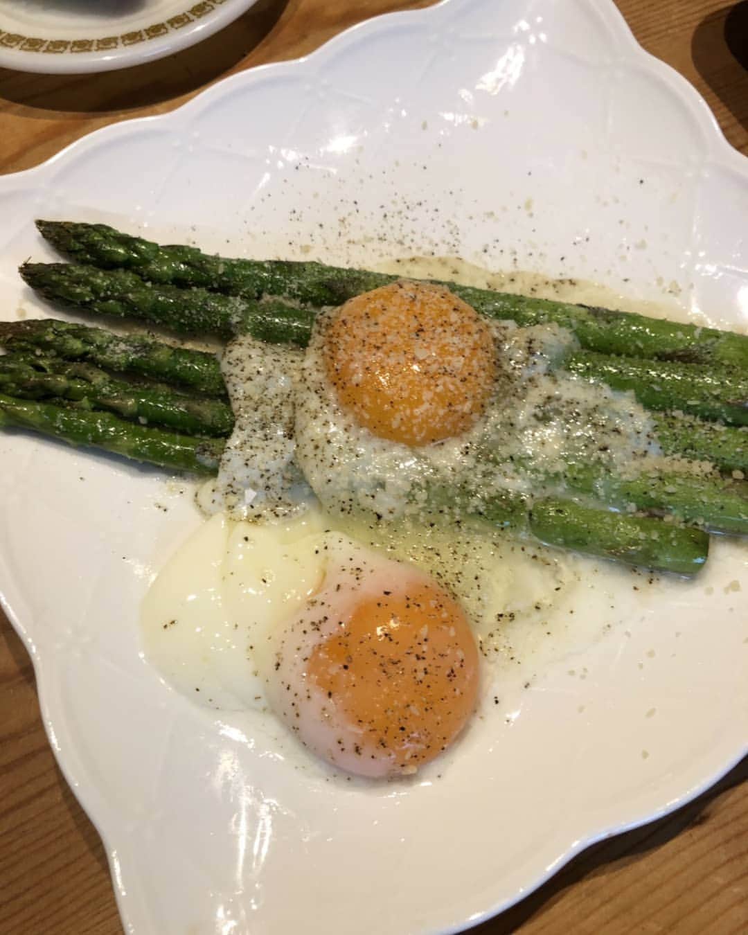 光石研のインスタグラム：「Stay at home✌️ 料理第二弾。 アスパラ温玉&ジャーマンポテト✌️ 動画サイトを参考にしました。 【by 光石】」