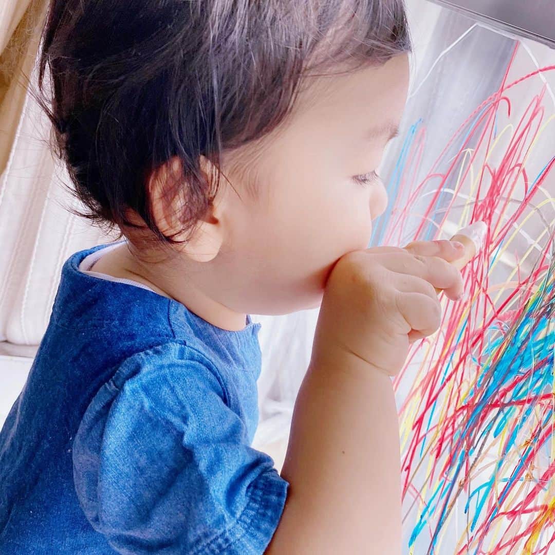 大西暁子さんのインスタグラム写真 - (大西暁子Instagram)「クレヨンでのお絵かきも飽きてしまって﻿ 最近はトミカやトーマスがクレヨンの餌食に🤕﻿ 真っ赤に塗られたトーマスはホラーだった。笑﻿ ﻿ ﻿ そこで、ガラスに書いても大丈夫なクレヨンを渡して窓に書かせたところ、夢中に👦✨‼︎﻿ ﻿ 後ろからずっと、「このクレヨンだけだよ？」「他のはダメよ？」と言っていた声も彼には届いていないでしょう。🕺﻿ ﻿ 窓が大きいキャンバスになって﻿ 飛びながら書いたり、変なダンス踊りながら書いてた😂﻿ 自由に書けるの本当いい！すごくいい！﻿ ﻿ 水にも溶けるクレヨンだから﻿ 明日は筆を使って絵を描くかな🤔﻿むむ  子供がハマってるお家遊びがあったら ぜひ教えてください🙇‍♀️🤍切実 ﻿ #kitpass#クレヨン#おうちあそびのネタ探し中#家でも思いっきり遊んでほしい#stayhome#おうちあそび」5月12日 18時35分 - akiko_onishi11