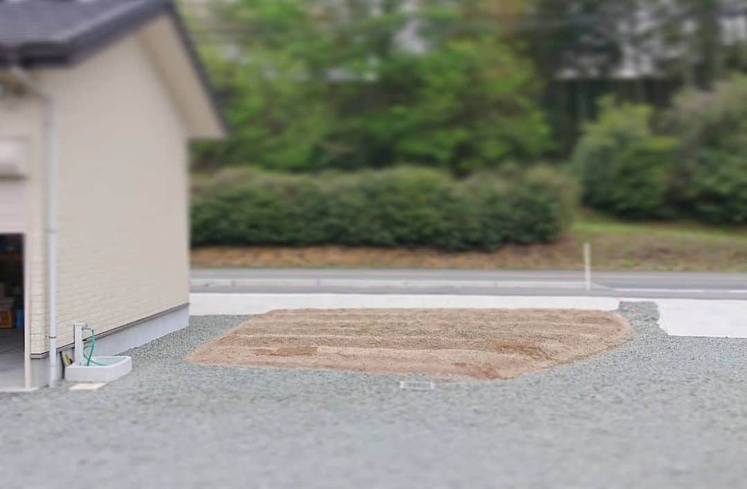 有限会社 稲葉製材住宅のインスタグラム：「離れ増築工事　DAY1 【着工前】  畑として使用されていた場所に 離れを増築します❗ 畑さんお疲れ様でした💆  #増築工事 #離れ #いよいよ着工 #畑 #新築 #リフォーム #家づくり #高性能住宅 #高断熱 #高品質 #工務店 #熊本 #玉名 #山鹿 #稲葉製材住宅 #イナバ」