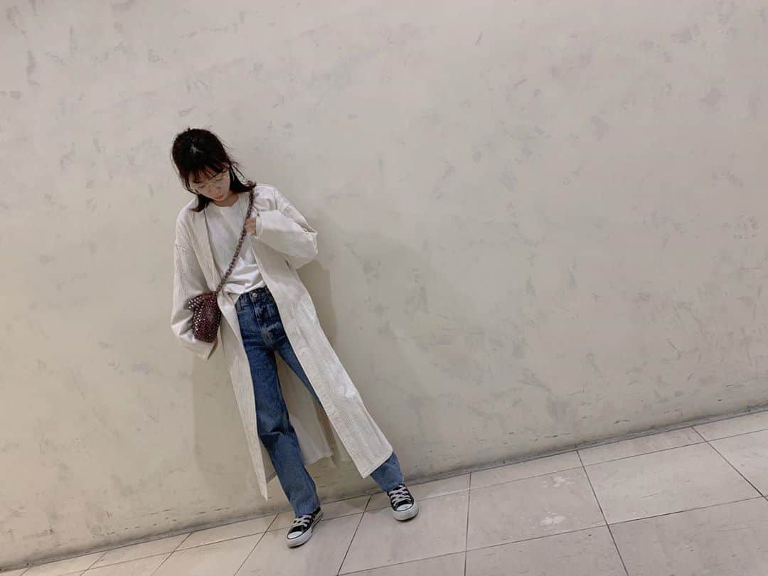 清水佐紀さんのインスタグラム写真 - (清水佐紀Instagram)「#coordinate . . 3月のとある日。 だんだんと春らしい陽気になってきて写真撮ったのに、 アップのタイミングを完全に逃しちゃったやつです。🧢 . せっかく大好きな春服を着るタイミングなのに、 なかなか袖を通すことができず...。🥺 もはや春通り越して夏のお天気。 がびーーーーーん。😱 . tops... #beams pants... #zara  outer... #conversetokyo  shoes... #converse  bag... #casselini」5月12日 18時32分 - saki___shimizu