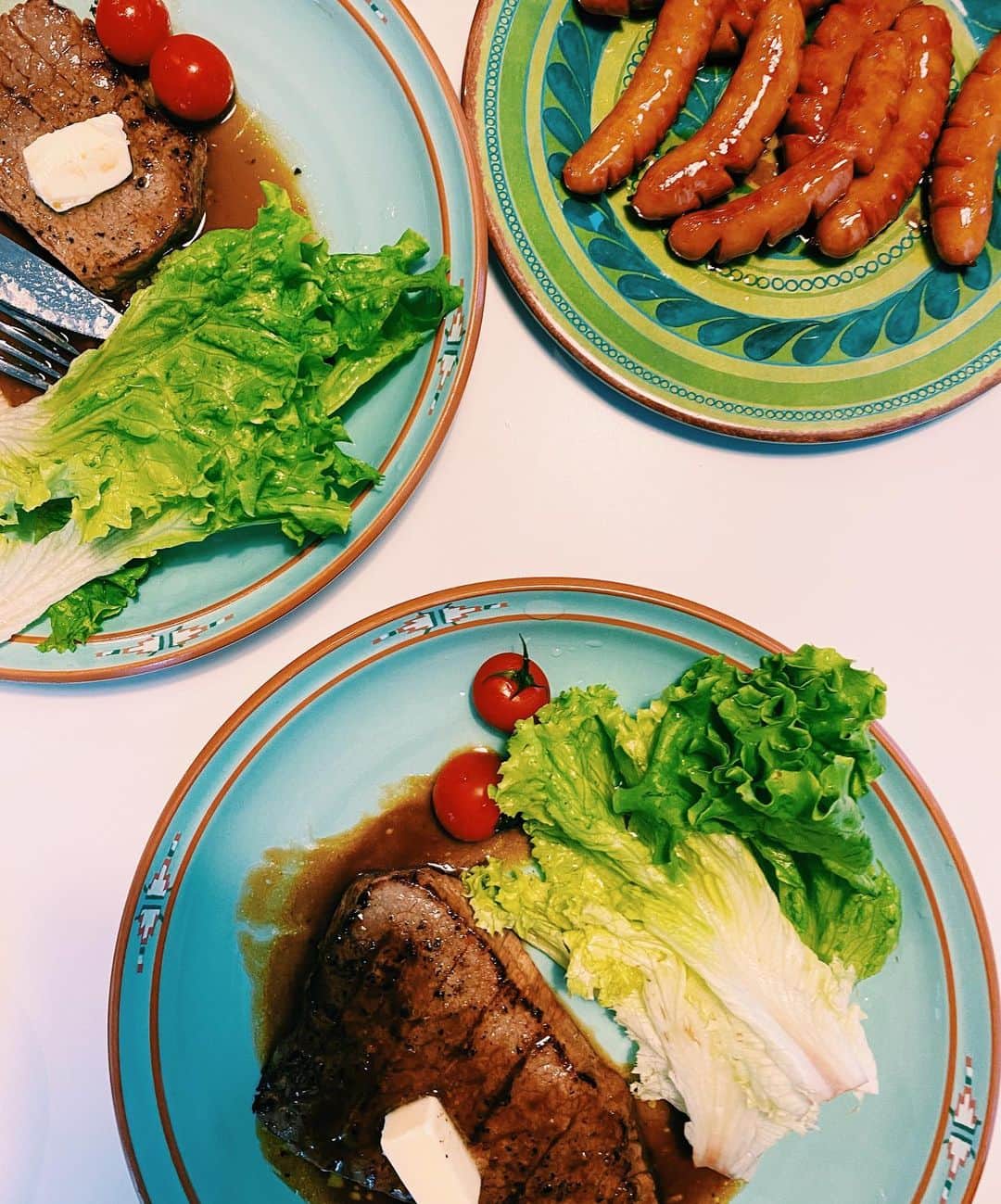 のインスタグラム：「ステーキを焼いてみました。 ただ焼くだけじゃないことを知り、両サイドしっかりと塩こしょうで味付け。 タレはバター醤油のつもりでしたが、結果的にバターソースになりました。  ウインナーは中濃ソースとみりんで炒めました。 ボク流のテリヤキです。 まるで遊園地のような味付けになりました。  なんだかボクの料理は食べていて疲れます。 悔しい。  #クック柏木 #ステーキ #ウインナー #テリヤキ」
