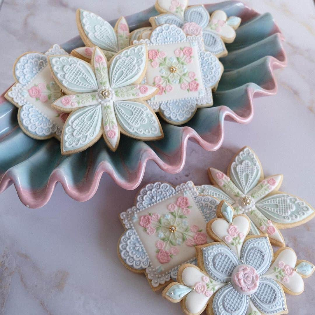 KUNIKAさんのインスタグラム写真 - (KUNIKAInstagram)「Baby rose and lace pattern design cookies for mermaids 🧜‍♀️﻿ ﻿ @iroha.vintage さんで一目惚れしたシェルのプレートに載せたら、人魚姫のためのクッキーになりました🐚﻿ 色味が絶妙なマーブルで、ほんとうにかわいい...﻿ いつかこのお皿にぴったりな人魚モチーフのクッキー作ろう🧜‍♀️﻿ ﻿ ﻿ ﻿ ﻿ #artofkunika #kunicookie #sugarcookies #decoratedcookies #cookieart #decoratedsugarcookies #royalicing #royalicingcookies #cookiedecorating #customcookies #cookiesofinstagram #cookiedesign #cookieartist #instacookie #azulejos #azulejo #azulejoportugues #tiledesign #tileart #tiles #mermaid #rose #lace #shellplate #糖霜餅乾 #糖霜曲奇 #아이싱쿠키 #아이싱 #アイシングクッキー　﻿」5月12日 18時37分 - _kunika_