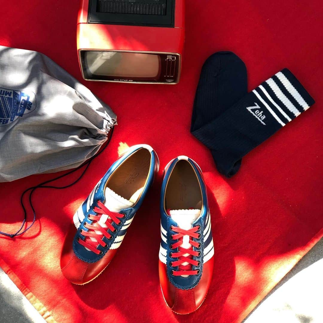 のインスタグラム：「Today Mood PickNick 🕶❤️☀️ The NEW #Zeha #Berlin OLYMPIA Der Leichtathletik-Sprinter hat für den Großstadtrummel seine Dornen abgelegt. In den 60-er Jahren gehörte der #Olympia zu den leichtesten #Sprintschuhen der Welt: das Unisex-Modell ist ein leichter, farbenfroher #Sportschuh, der, gleich dem Klassiker Modell, vollkommen mit Kalbsleder gefüttert ist, eine herausnehmbare Innensohle und die gleiche stoßabsorbierende EVA-Schaumsohle mit einem gerillten Gummiprofil hat. Wie das Innenmaterial ist auch das Außenleder in allen bisherigen Ausführungen aus Kalbsleder und hat als besonderes Feature keine horizontale Naht an der gepolsterten Einstiegspartie. So bleibt der gestärkte Fersenbereich weich und anschmiegsam.  #Handmade in Portugal #newretro #sneakers #sneakeraddict #vintage #heritage #zehaberlin #pictureoftheday #picknick #picnic」