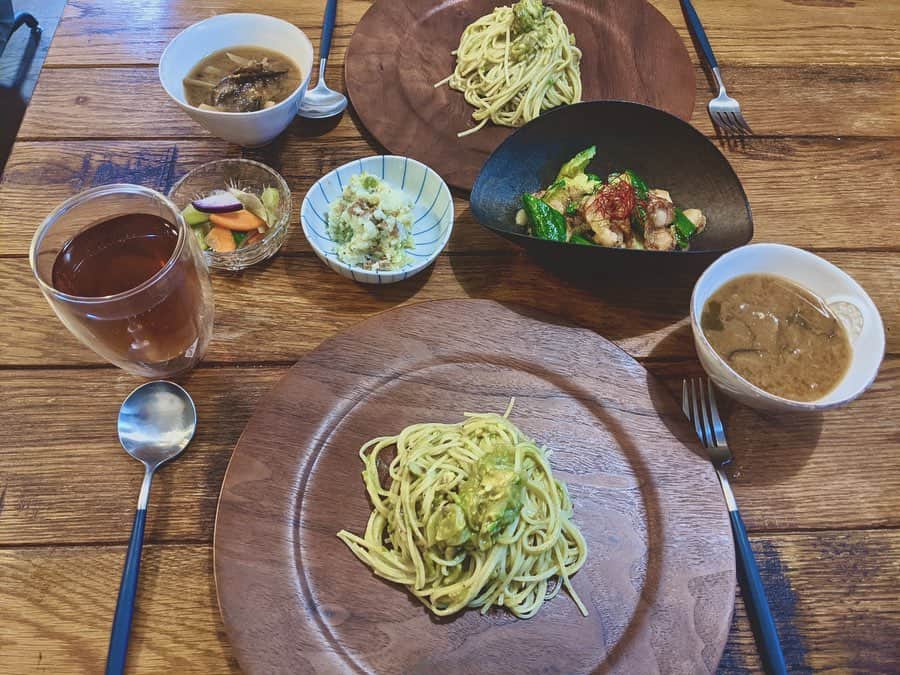 藤田敦子のインスタグラム：「ㅤㅤㅤ 【#blendakitchen 】 Dinner ✔︎グルテンフリーアボカドパスタ ✔︎きゅうりと帆立のXO醬炒め ✔︎具沢山味噌汁 ✔︎そら豆のポテサラ ✔︎お野菜の塩漬け物 ㅤㅤㅤ アボカドパスタはみこたん @m_iiicooo におしえてもらったレシピ❤️」