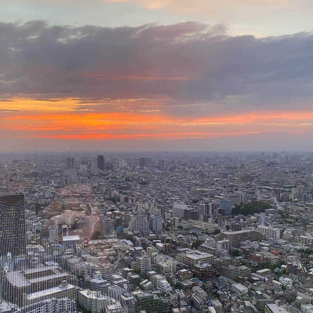 吉村崇のインスタグラム：「夕陽を見てます ただ黙って夕陽を見てます 太った腹をさすりケツを掻きながら 夕陽を見てます  なんかそろそろ明けそうな… そんな勘が  準備しましょうか  かぁーちゃん!戦支度じゃ」