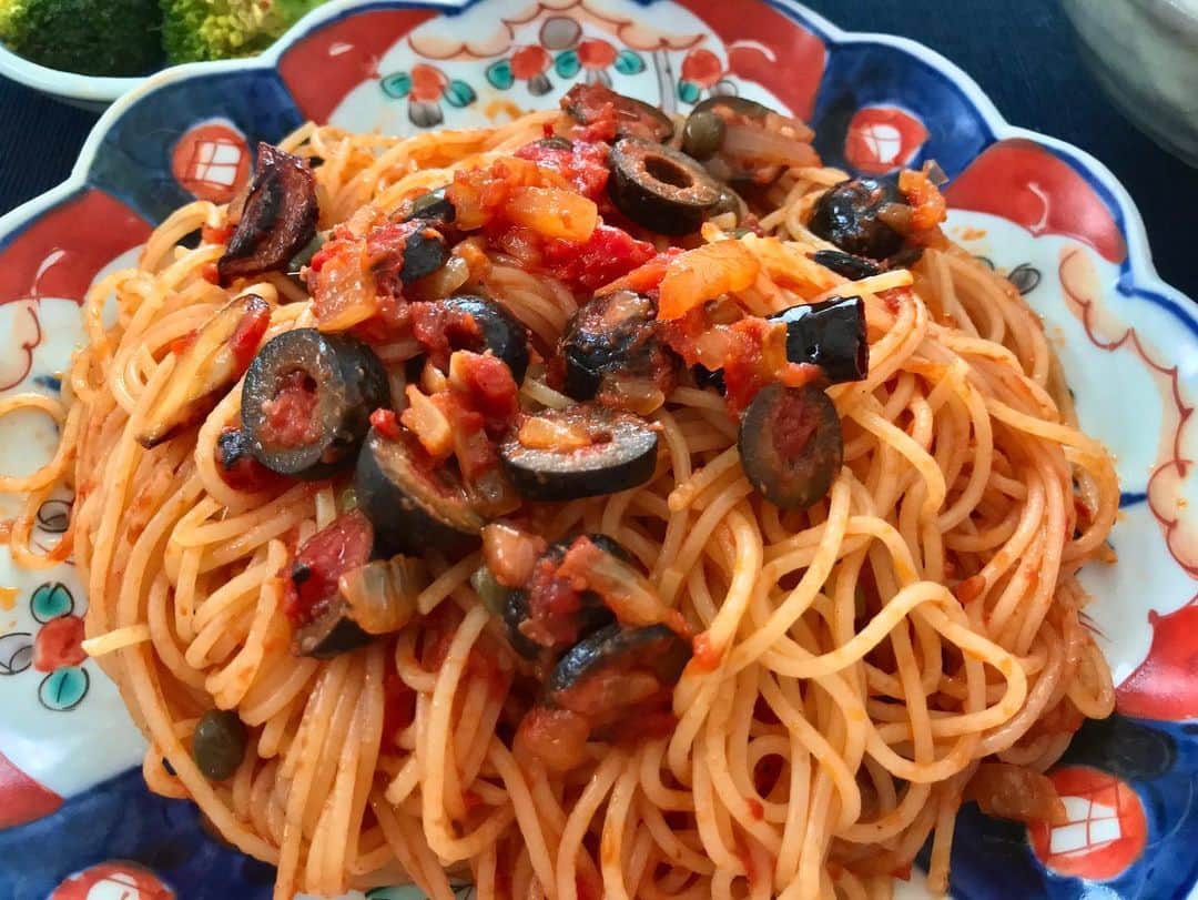 奥村佳恵さんのインスタグラム写真 - (奥村佳恵Instagram)「👩🏻‍🍳🍝🐓 #かえごはん  #kae_gohan  #おうちごはん  #cooking  #italianfood  #spaghetti  #pasta  #puttanesca  #うつわ  #骨董  #信楽焼 #古谷浩一」5月12日 18時47分 - okumura_kae