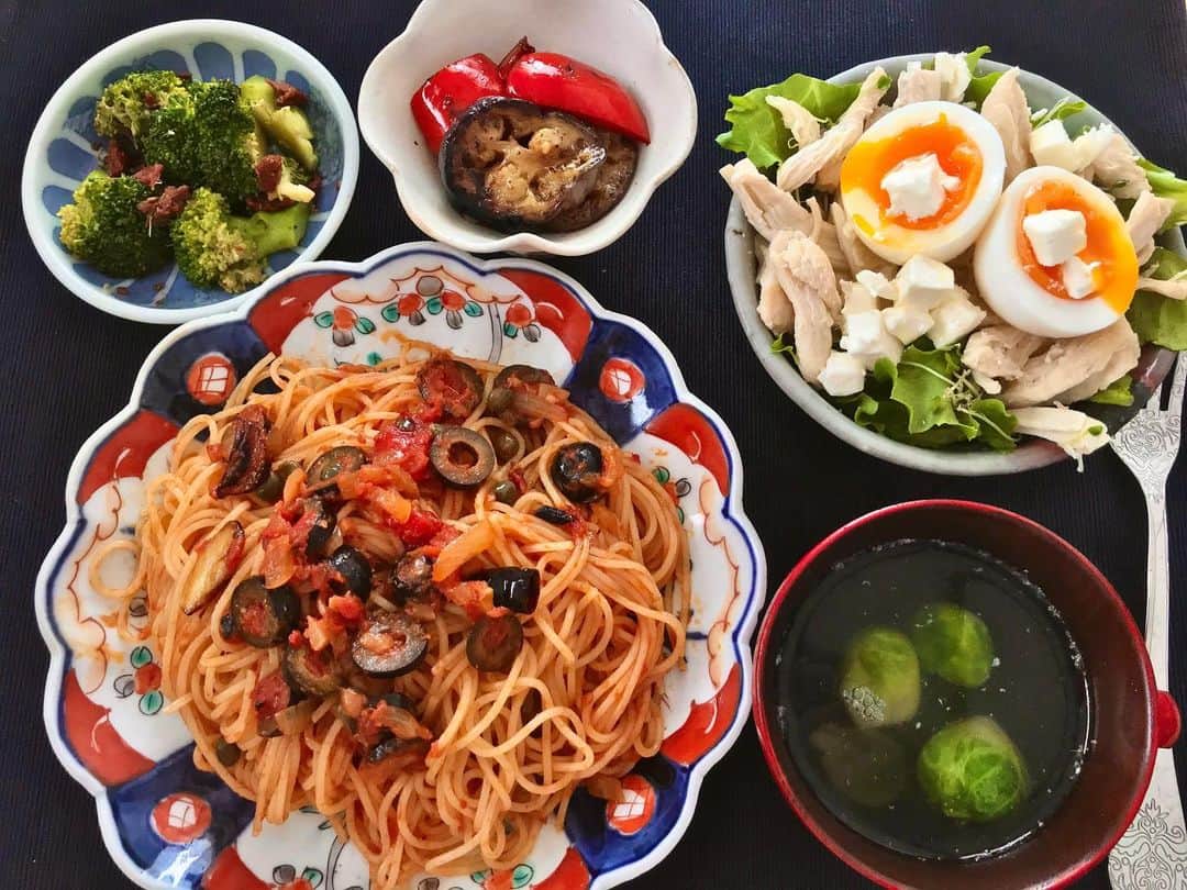 奥村佳恵のインスタグラム：「👩🏻‍🍳🍝🐓 #かえごはん  #kae_gohan  #おうちごはん  #cooking  #italianfood  #spaghetti  #pasta  #puttanesca  #うつわ  #骨董  #信楽焼 #古谷浩一」