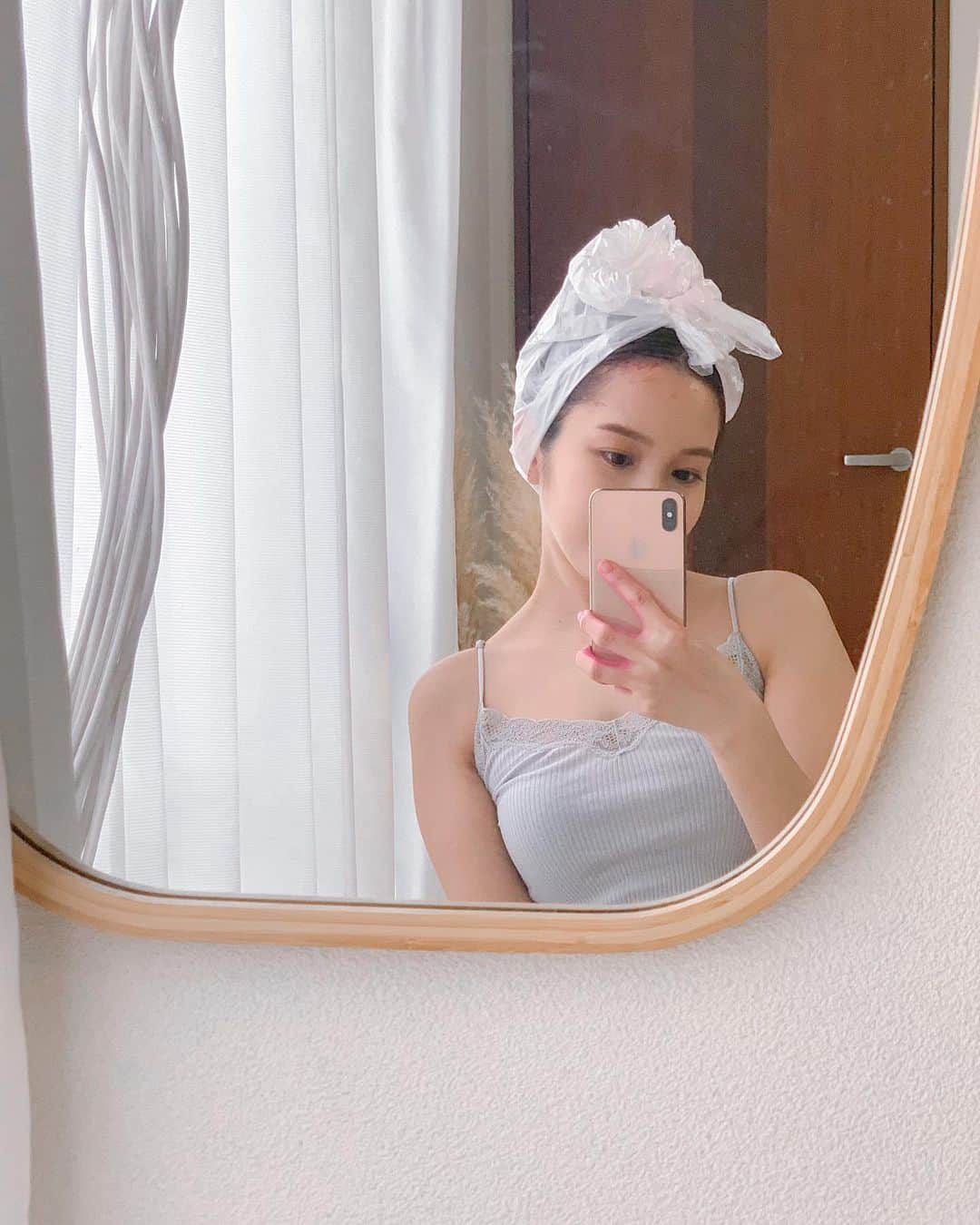 Lilmeのインスタグラム：「ビニール袋巻いてセルフカラー中〜🧖🏻‍♀️🍓﻿！ ﻿ 髪の毛傷ませずに染めたくて90%がトリートメント成分のカラーバターを今回は使ってみました ﻿ 今回はピンク×レッド×ブラウンを混ぜてみたけど 結果はいかに…。 ﻿ #セルフカラー#カラーバター#ホームカラー#ピンクヘアー」