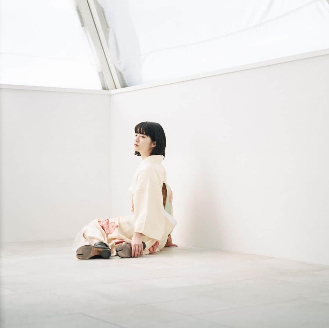 Akiomi Kurodaさんのインスタグラム写真 - (Akiomi KurodaInstagram)「白のコントロールは、いざやってみようとしないとなかなかできない難しさがあって、バック紙でも白が一番難しいと思っている。 . . .  #art_of_japan_ #igersjp #igrecommend #vscogood #photographyeveryday #portrait_shots  #portraiture #portraits_ig #rsa_portraits #igers #igportrait  #portraitpage  #portraits #makeportraits #instalike #portraitphotographer #portraitmood #portraitphotography  #japanesegirl  #luxurylifestyle #taintedmag #myfeatureshoot #lovers_nippon_portrait #jp_mood #nowherediary #photocinematica #ourmag #dreamermagazine」5月12日 18時54分 - artratio