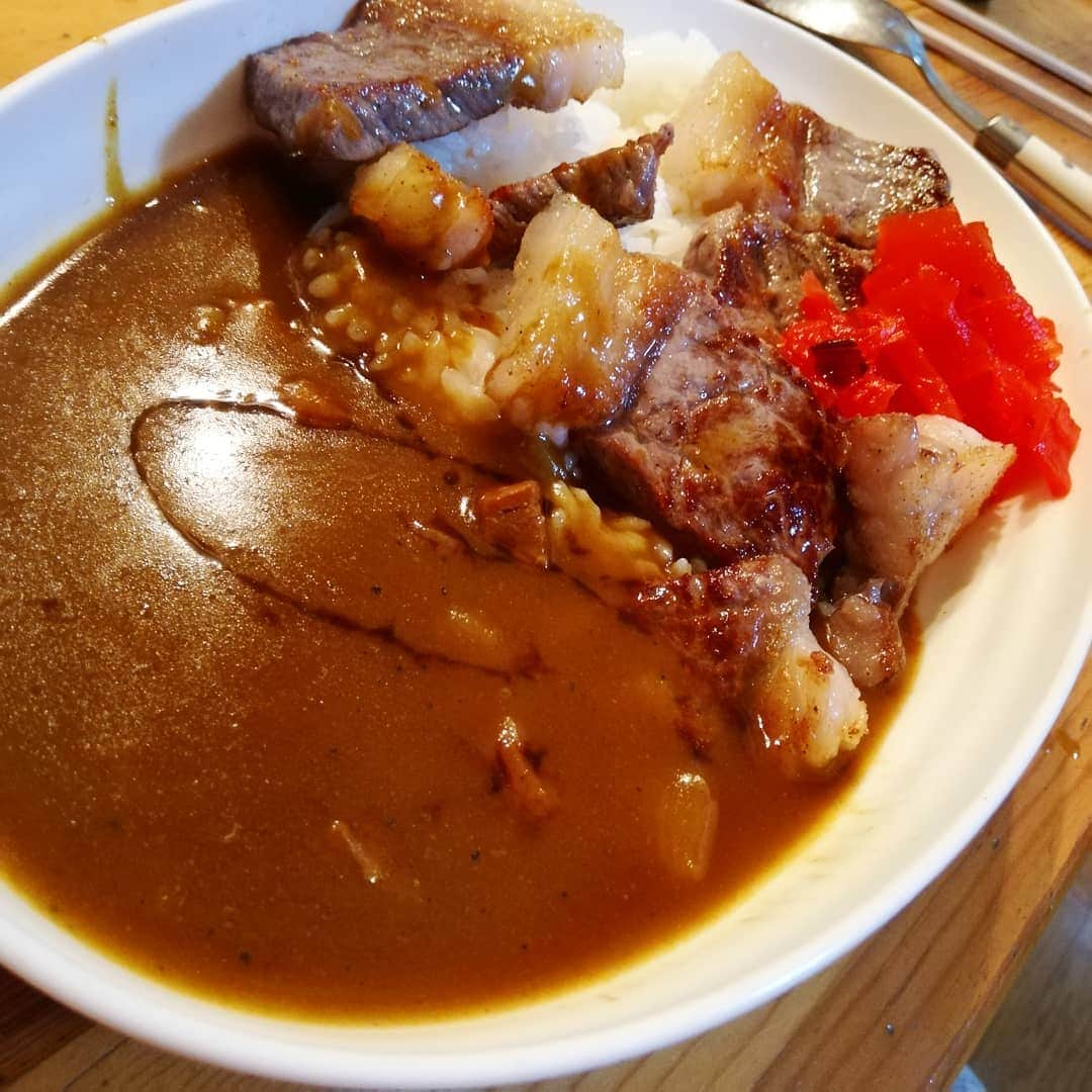 松本隆博のインスタグラム：「〆は、、、 ステーキカレーにした。 ヽ(*´∀｀)ノ すてき！ 美味すぎーーーー  今日も恵みをありがとう💦 働きもせずゴメンなさい💦 ＼(⌒日⌒）／」
