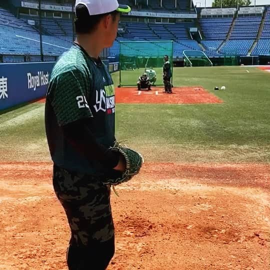 小川泰弘のインスタグラム：「ピッチング練習をしました🌞 この期間で新しい発見もあり、いい時間を過ごせています。  協力してくださる方、日頃から支えてくれる友人に感謝して、日々自分と向き合い挑戦していきます。  暑くなってまいりました。皆さんも体調管理に気をつけていただいて、前進していきましょう👦🏻 剛史さんが撮ってくれました✨  #小川泰弘 #ライアン小川 #ヤクルトスワローズ #ピッチング」