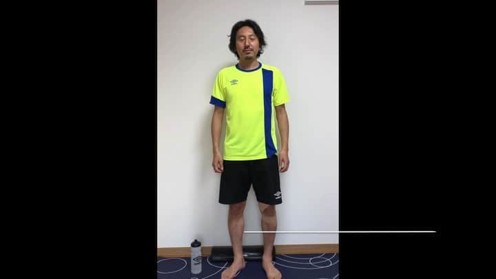 橋本英郎のインスタグラム：「【おうち簡単トレーニング】DAY 11  今日はふくらはぎ。カーフレーズです。  一般的なトレーニングなのでそんなに難しくないと思いますが、やりたいと思います。  ポイントは、 ・勢いでやらない ・1回1回を丁寧に。 ・カラダが前後しない ・ふくらはぎに力が入っている事を感じる  回数は、10回。  それを両足3セット。  無理せず、ゆっくり、ゆったりチャレンジしてね。  いいおうち時間をお過ごし下さい。 ． ． ．  #おうちでトレーニング  #簡単トレーニング  #fc今治  #橋本英郎  #umbro  #2週間  #毎日トレーニング  #家トレ  #いまできること」