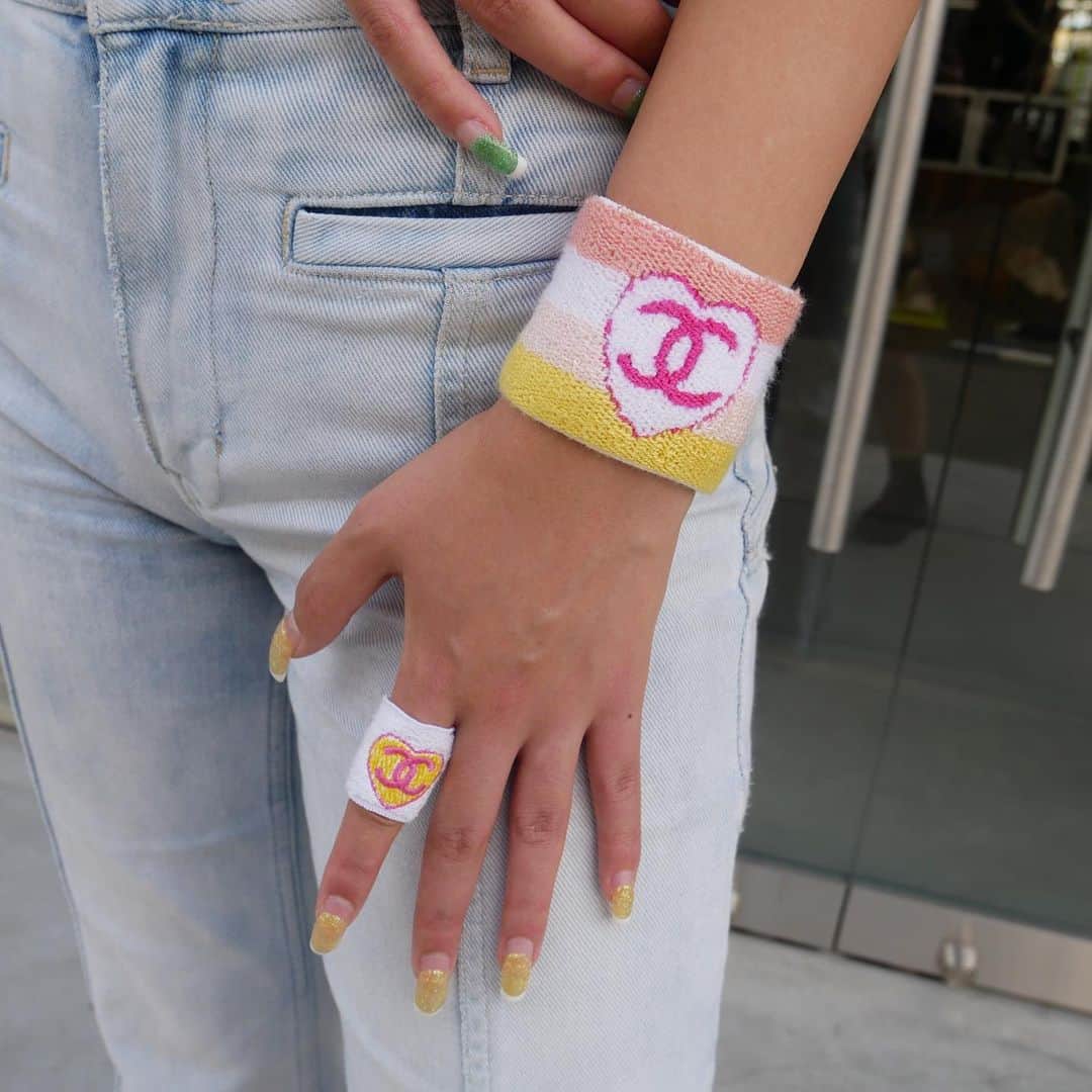 Vintage Brand Boutique AMOREさんのインスタグラム写真 - (Vintage Brand Boutique AMOREInstagram)「Chanel Sport wristband & matching finger band This item available online: AO25019 ▶︎Free Shipping Worldwide✈️ ≫≫≫ DM for more information 📩 info@amorevintagetokyo.com #AMOREvintage #AMORETOKYO #tokyo #Omotesando #Aoyama #harajuku #vintage #vintageshop #ヴィンテージ #ヴィンテージショップ #アモーレ #アモーレトーキョー #表参道 #青山 #原宿#東京 #chanel #chanelvintage #vintagechanel #ヴィンテージ #シャネル #ヴィンテージシャネル #シャネルヴィンテージ #amorewardrobe #アモーレワードローブ」5月12日 19時10分 - amore_tokyo