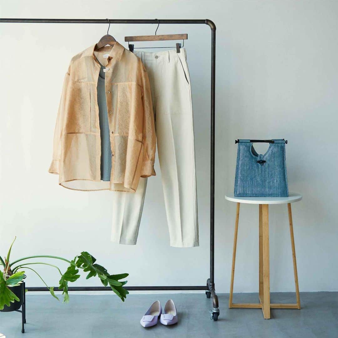 ルミネ有楽町さんのインスタグラム写真 - (ルミネ有楽町Instagram)「シアーなオーガンジーシャツは、ベージュカラーがこなれ感を醸し出す。初夏の装いにさらりと羽織って。オフホワイトパンツと、デニムライクな素材感のバッグを合わせてナチュラルな雰囲気に。﻿ ﻿ シャツ ¥23,000、タンクトップ ¥5,900（アナディス）﻿ ミニョン エ アンシェヌマン［ルミネ1/B1］﻿ ﻿ パンツ ¥19,000﻿ シンゾーン［ルミネ1/2F］﻿ ﻿ バッグ ¥29,000（グッドピープル）、フラットシューズ¥17,000﻿ オデット エ オディール［ルミネ1/3F］﻿ ﻿ *価格は全て税抜です﻿ ﻿ ※4月8日（水）から緊急事態宣言期間中、臨時休館とさせていただいております。緊急事態宣言解除後の営業につきましては、ルミネ有楽町店ホームページにて別途お知らせいたします。﻿ ﻿ #ルミネ有楽町 #lumineyurakucho﻿ #オトナルミネ #otonalumine﻿ #summer2020 #summer #初夏﻿ #fashion #trend #instafashion﻿ #ファッション #トレンドファッション﻿ #ファッションコーデ #ファッションスナップ﻿ #コーデ #今日のコーデ #今日のファッション﻿ #大人コーデ #夏服 #トレンドコーデ﻿ #シアーシャツ #パンツコーデ﻿」5月12日 19時04分 - lumine_yurakucho
