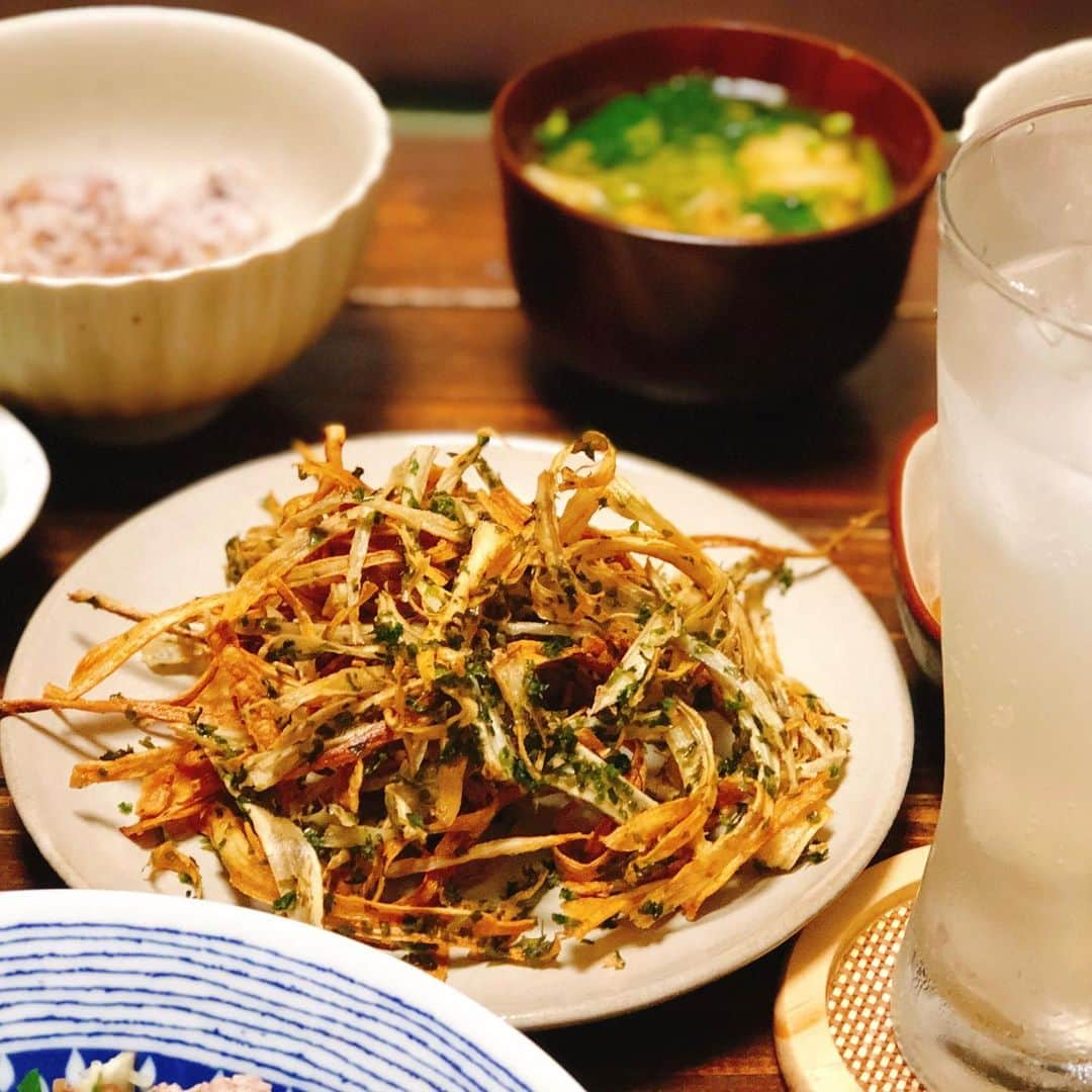 ゆうきさんのインスタグラム写真 - (ゆうきInstagram)「先日の晩ごはん。  メインは 豚しゃぶと焼き茄子のサラダ。  焼き茄子は、魚グリルで。 中火で、満遍なく8分くらい焼いて、 竹串がすっと通ったら 少し冷まして皮を剥がして食べやすい大きさにカット。  薬味は、たっぷりのミョウガと大葉を刻んで。 創味のポン酢をかけて食べました。  もみじおろし入りでピリ辛で、 ドレッシング代わりとしても重宝していて オススメです。  副菜には、 納豆と長芋の小鉢。 あとは、 娘のリクエストの2品。 だし巻き卵とごぼうチップスでした。 ・ ・ ・ #晩ごはん#夜ご飯#夕食#おうちごはん#レシピ#簡単レシピ#マカロニメイト#フーディーテーブル  #dinner#japanesefood#foodpic#yummy」5月12日 19時17分 - yuukitohikari