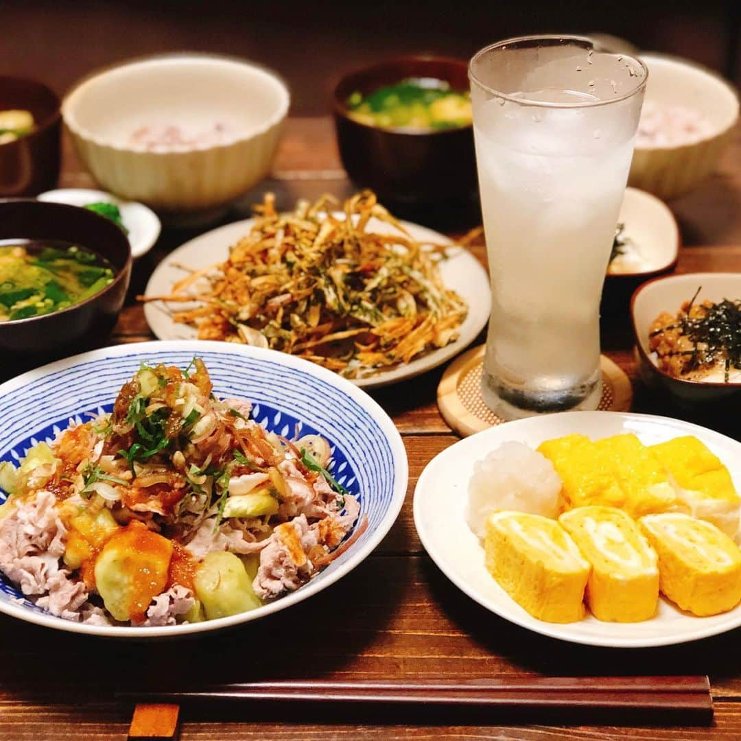 ゆうきさんのインスタグラム写真 - (ゆうきInstagram)「先日の晩ごはん。  メインは 豚しゃぶと焼き茄子のサラダ。  焼き茄子は、魚グリルで。 中火で、満遍なく8分くらい焼いて、 竹串がすっと通ったら 少し冷まして皮を剥がして食べやすい大きさにカット。  薬味は、たっぷりのミョウガと大葉を刻んで。 創味のポン酢をかけて食べました。  もみじおろし入りでピリ辛で、 ドレッシング代わりとしても重宝していて オススメです。  副菜には、 納豆と長芋の小鉢。 あとは、 娘のリクエストの2品。 だし巻き卵とごぼうチップスでした。 ・ ・ ・ #晩ごはん#夜ご飯#夕食#おうちごはん#レシピ#簡単レシピ#マカロニメイト#フーディーテーブル  #dinner#japanesefood#foodpic#yummy」5月12日 19時17分 - yuukitohikari