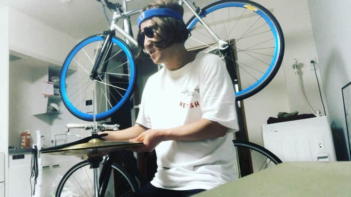 おたこぷーのインスタグラム：「ドラム糞ショートコント　タクシー #ハイハット #タクシー#おうち時間 #ストレージがいっぱい  でなんか浮かびそう」
