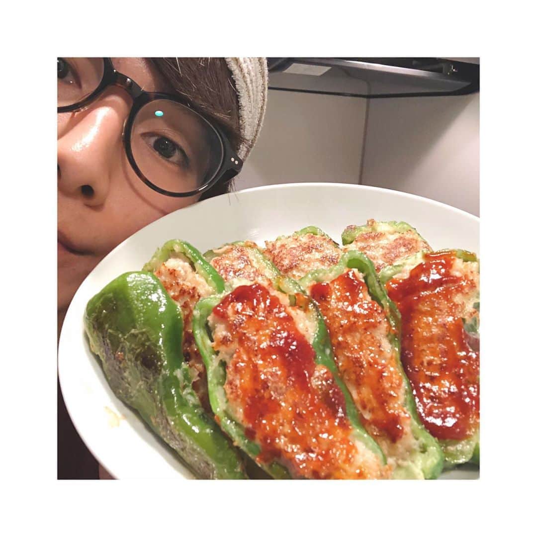 朝田淳弥のインスタグラム：「ピーマンの肉詰め 最近めっちゃ自炊してますよ  #朝田クッキング #朝田メシ これは#オフ田 の#自炊」