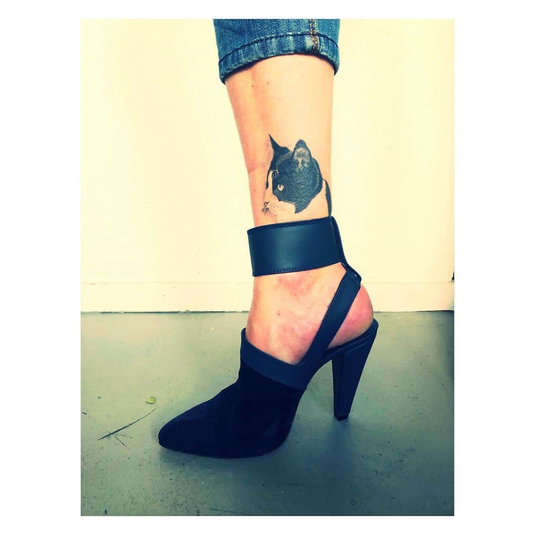 デニズテルリのインスタグラム：「Hello kitty!  Another happy customer.  #denizterli #handmade #designershoes #slingback #strapon #anjelica #luxuryfootwear #kitty #tattoocat #pussycat #highheels #suedeshoes #istanbul #rotterdam」
