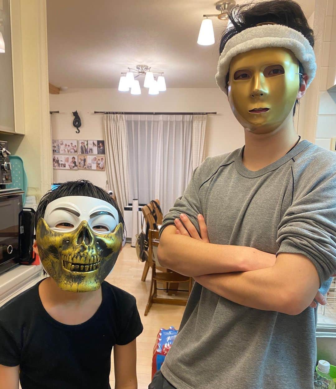 ブラザー4チャンネルのインスタグラム：「夜ごはんを作っている時、話しかけられて振り向いたら・・・😨 仮面兄弟は何をしたいのか…(笑)  この直後なーたんが怖がってガチギレ‼️ クッションを投げられて仮面兄弟は退散して行きました😂 動画撮れば良かったかな〜😝💦 #brother4 #これが日常」